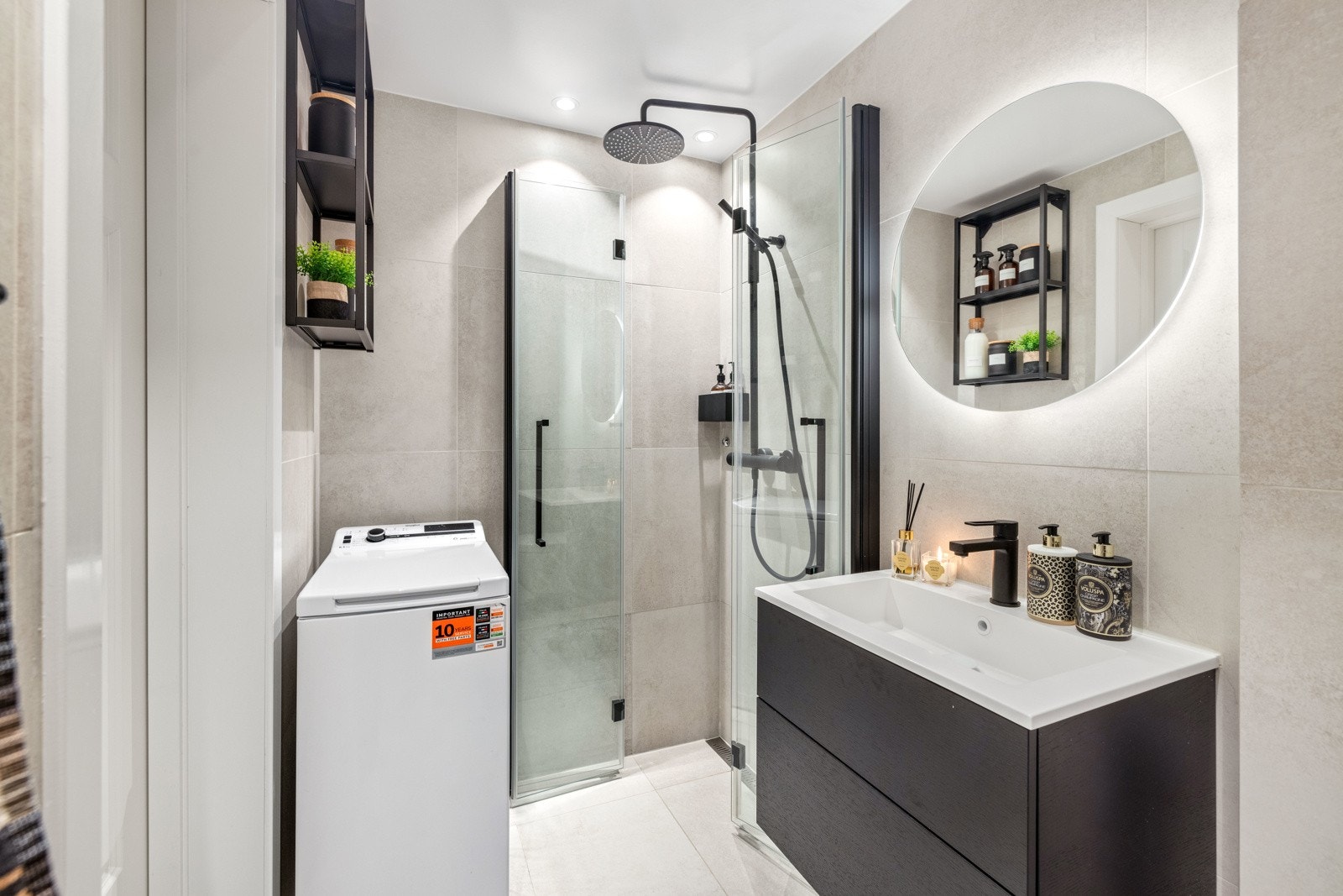 Moderne og stilrent bad totalrenovert i 2021. Galleribilde