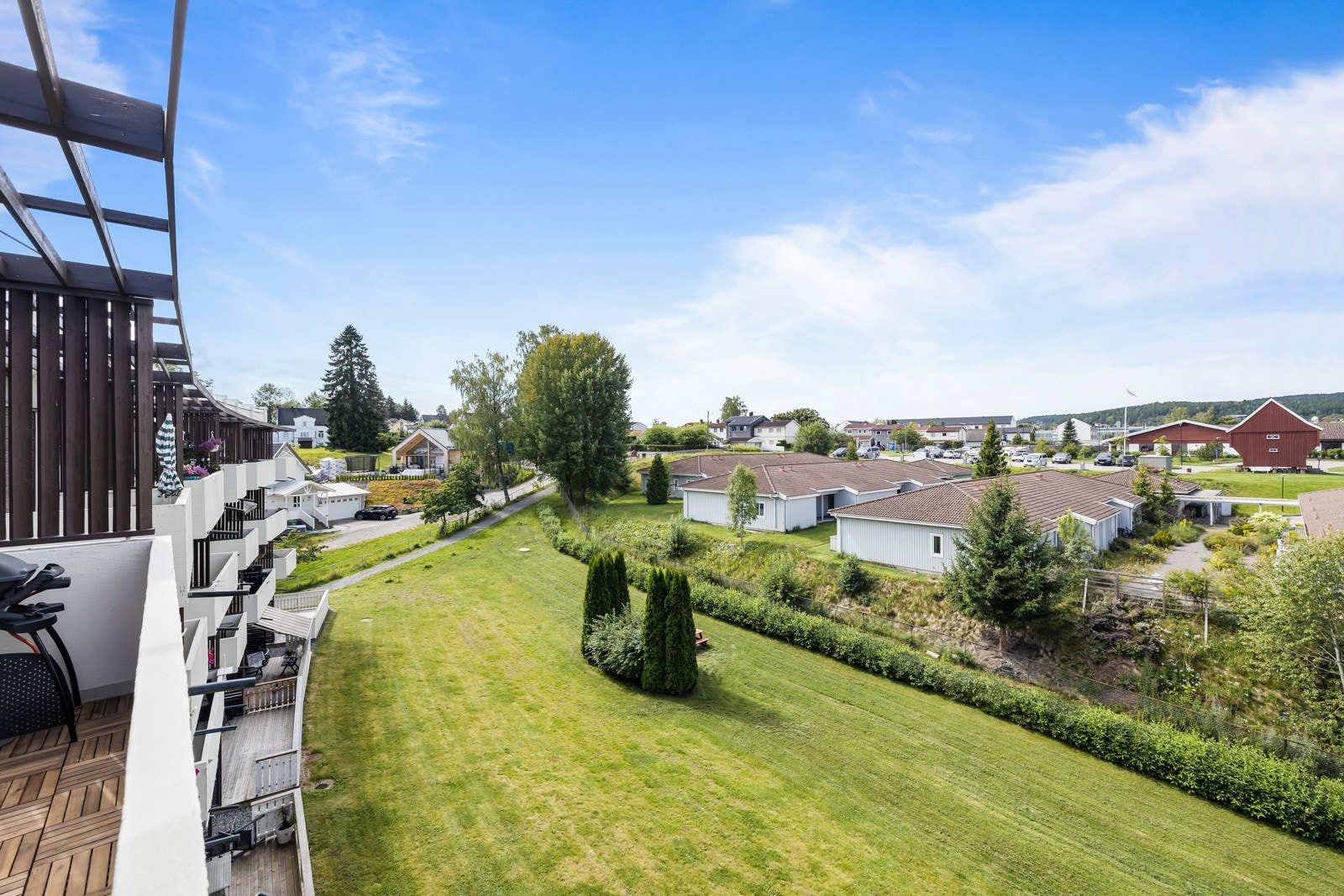 Utsikt over fellesområder på sommeren. Galleribilde