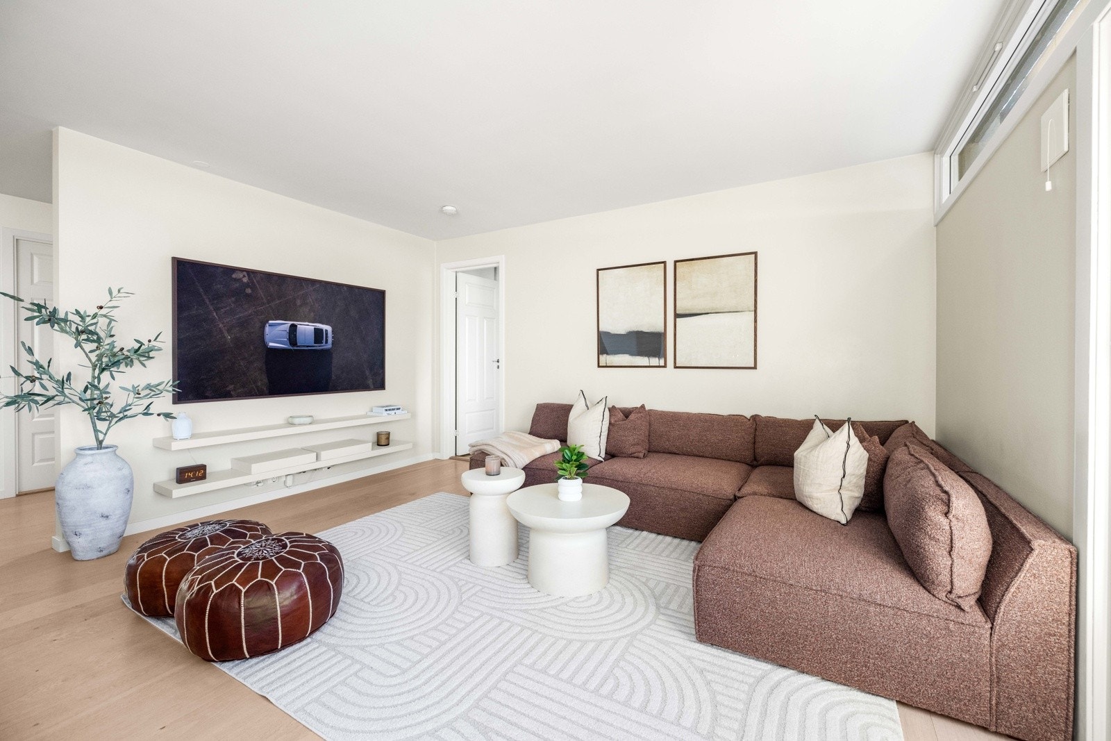 Stuen er stor og fin med god plass til sofakrok og spisebord. Galleribilde