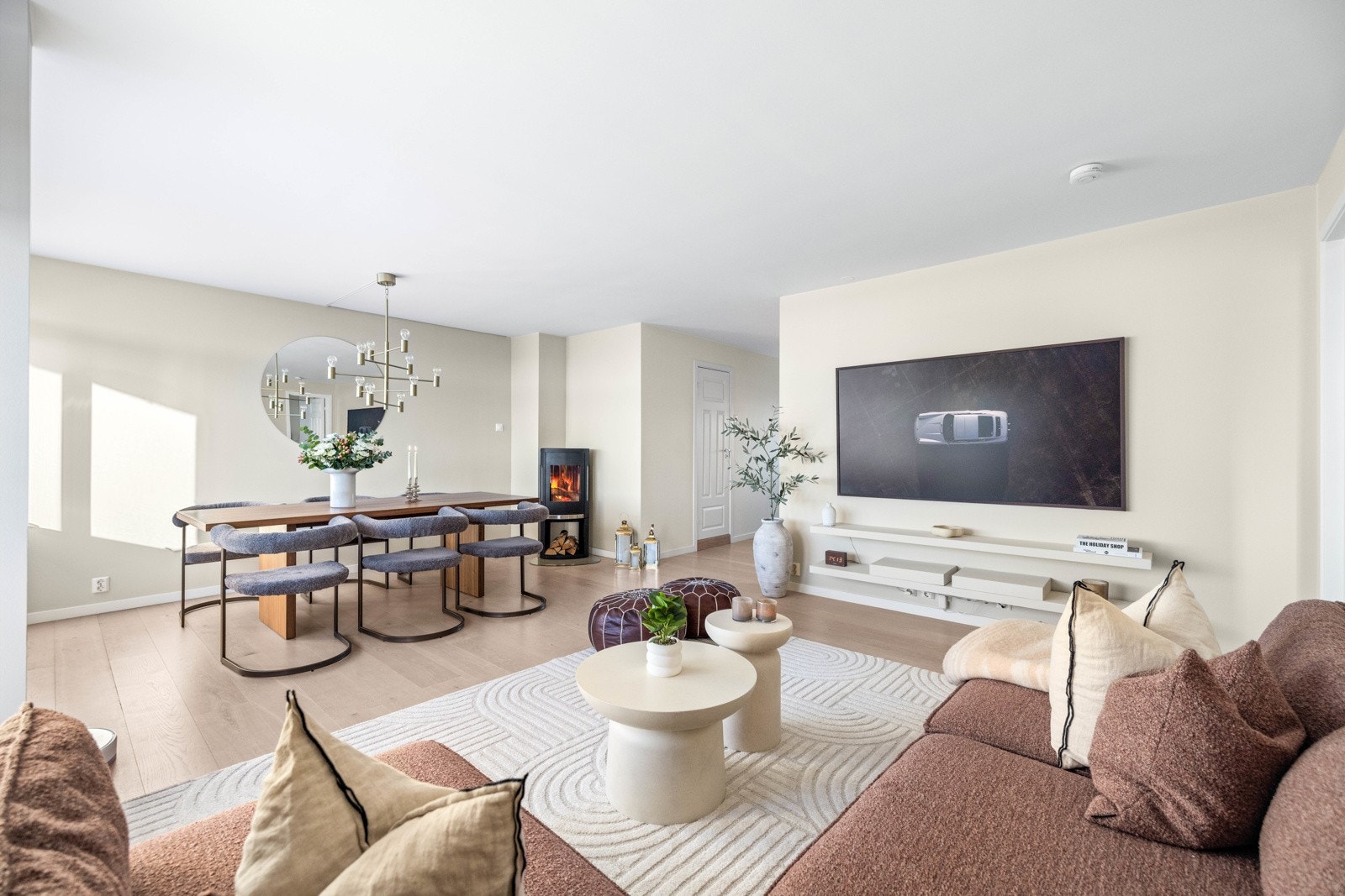 Velkommen til en lys og innbydende toppleilighet i populære Kastellet borettslag. Galleribilde