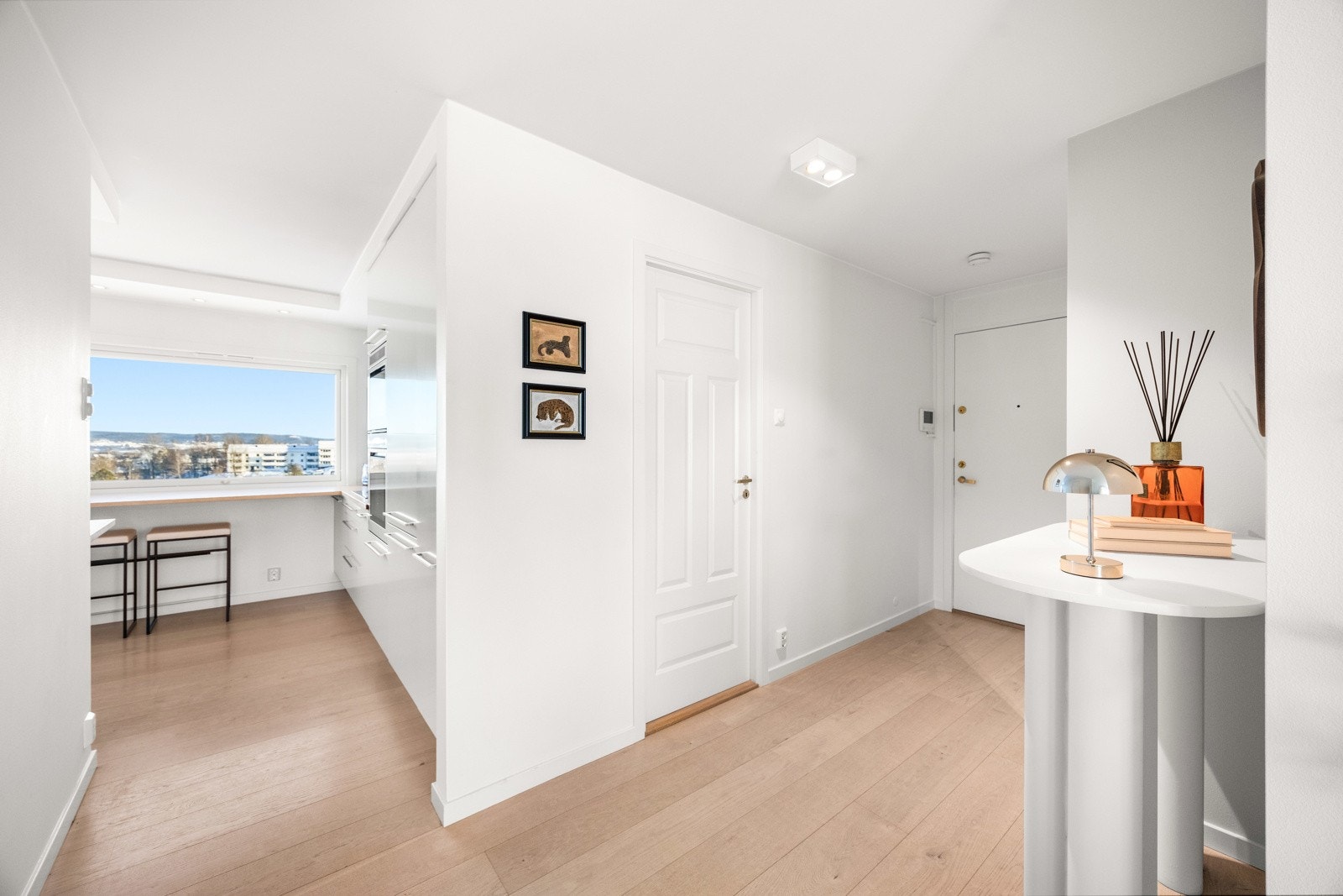 Åpen og romslig entré med plass til oppbevaring. Galleribilde