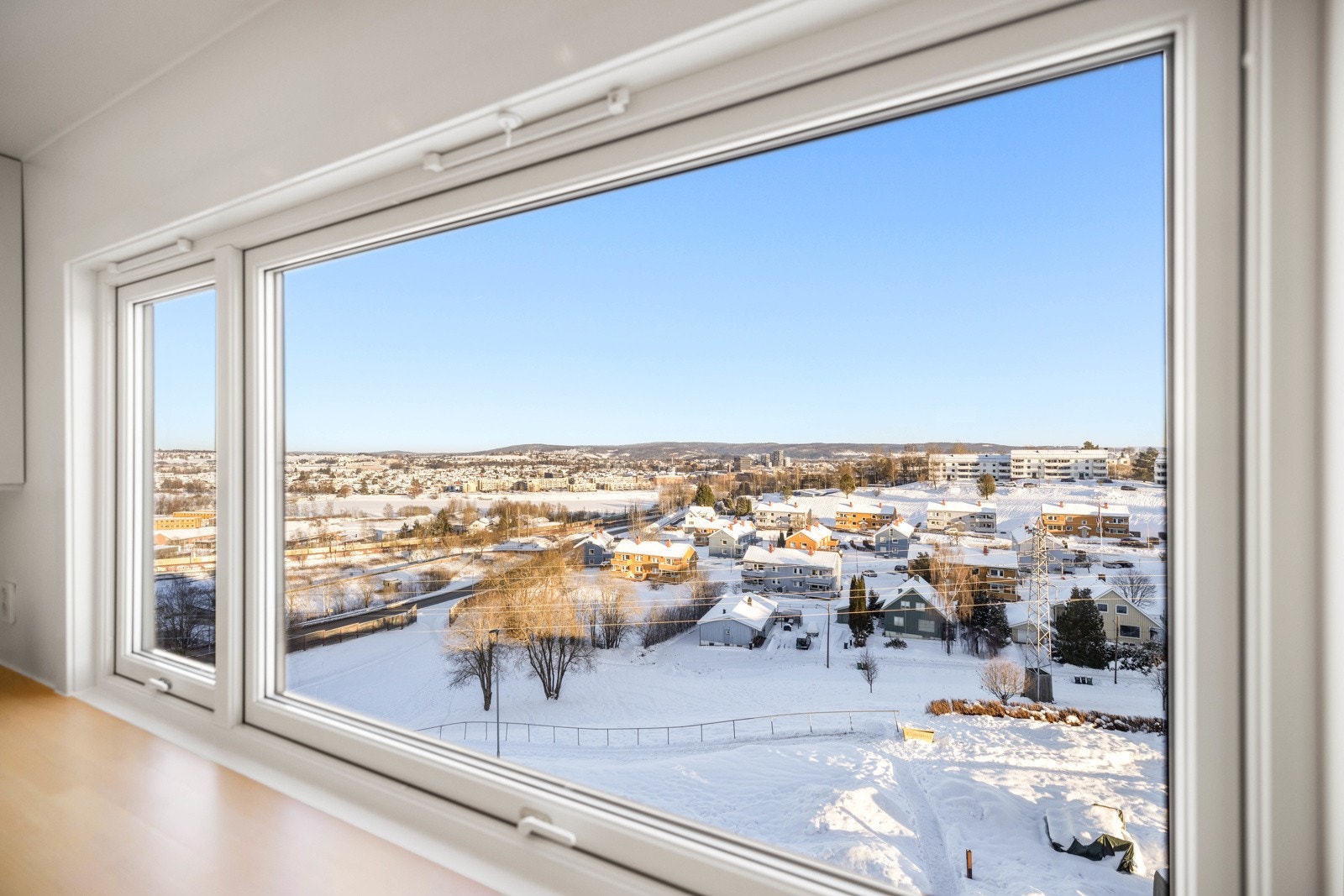 Et meget lyst og innbydende kjøkken med fin utsikt. Galleribilde