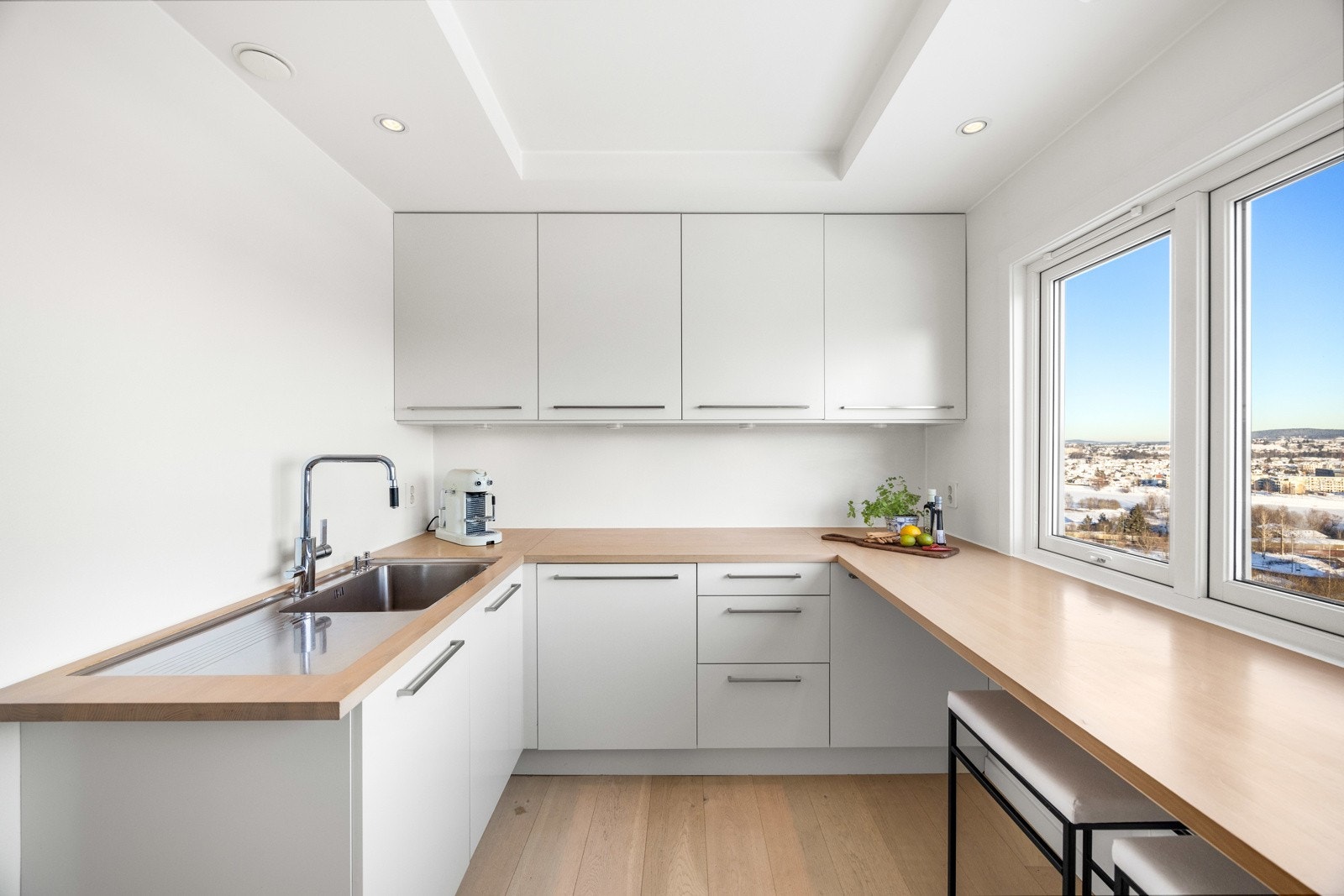 Kjøkkenet ligger i eget rom, og er godt utnyttet med mye skapplass og arbeidsflate. Galleribilde