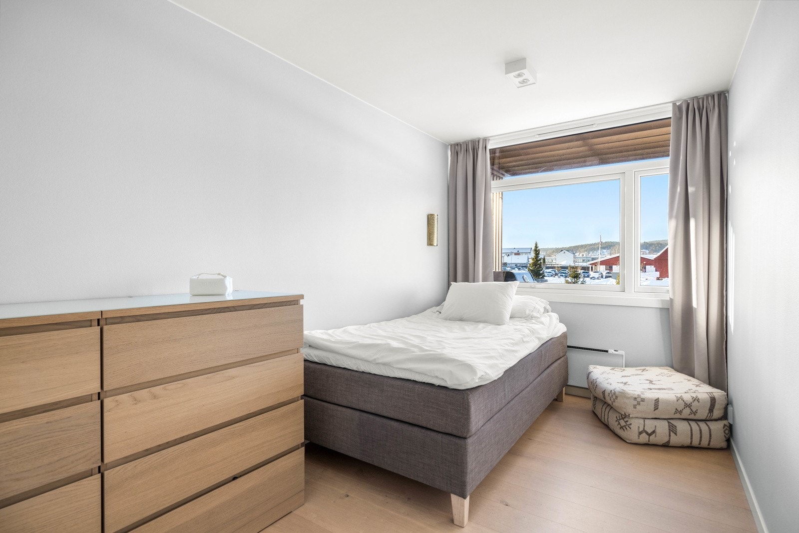 Rommene har gode lysinnslipp og luftemuligheter, helt uten innsyn. Galleribilde