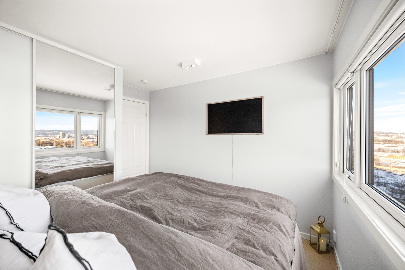 Begge rommene har skyvedørsgarderobe. Galleribilde