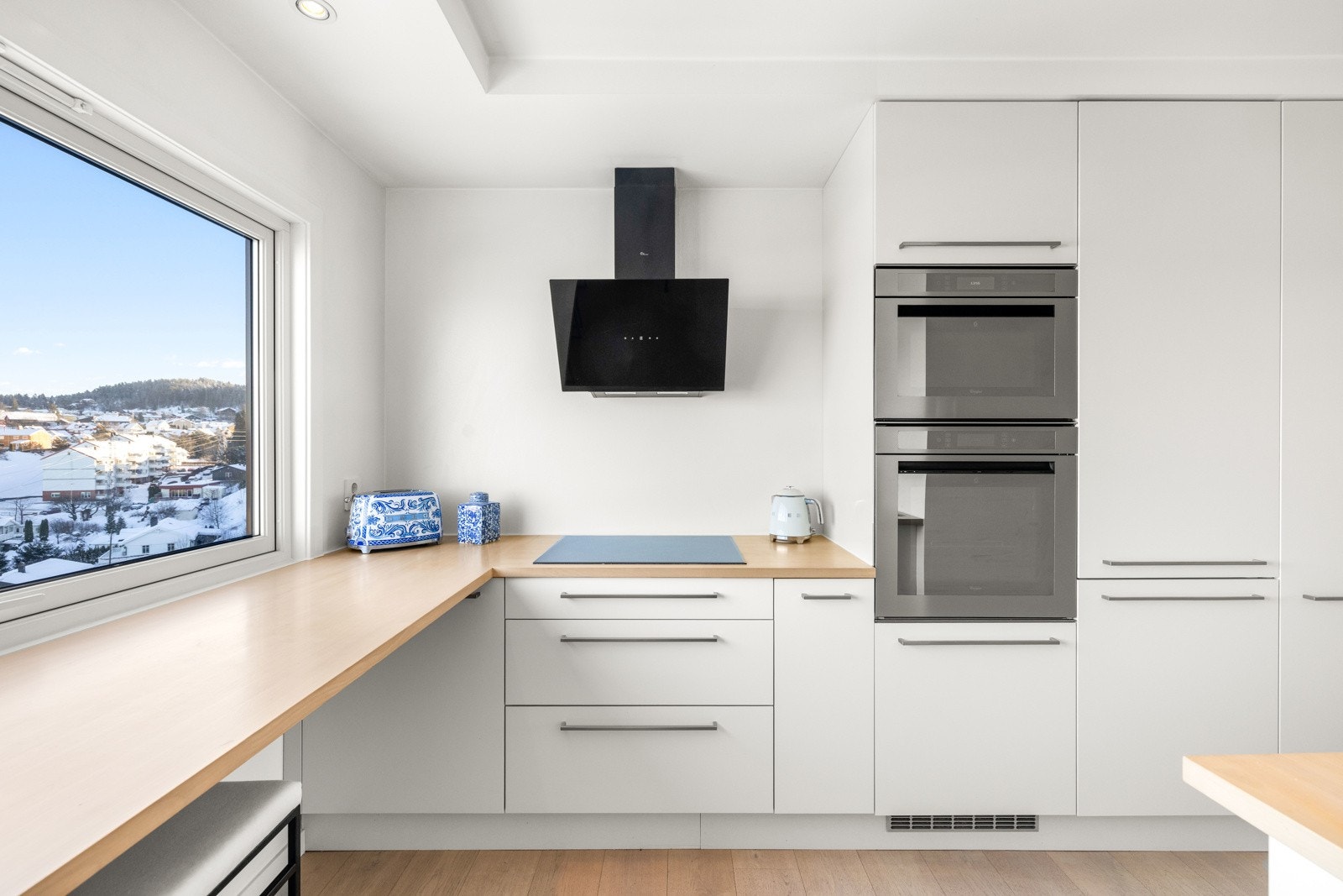 Kjøkkenet ble pusset opp i 2012, med innredning fra HTH. Galleribilde