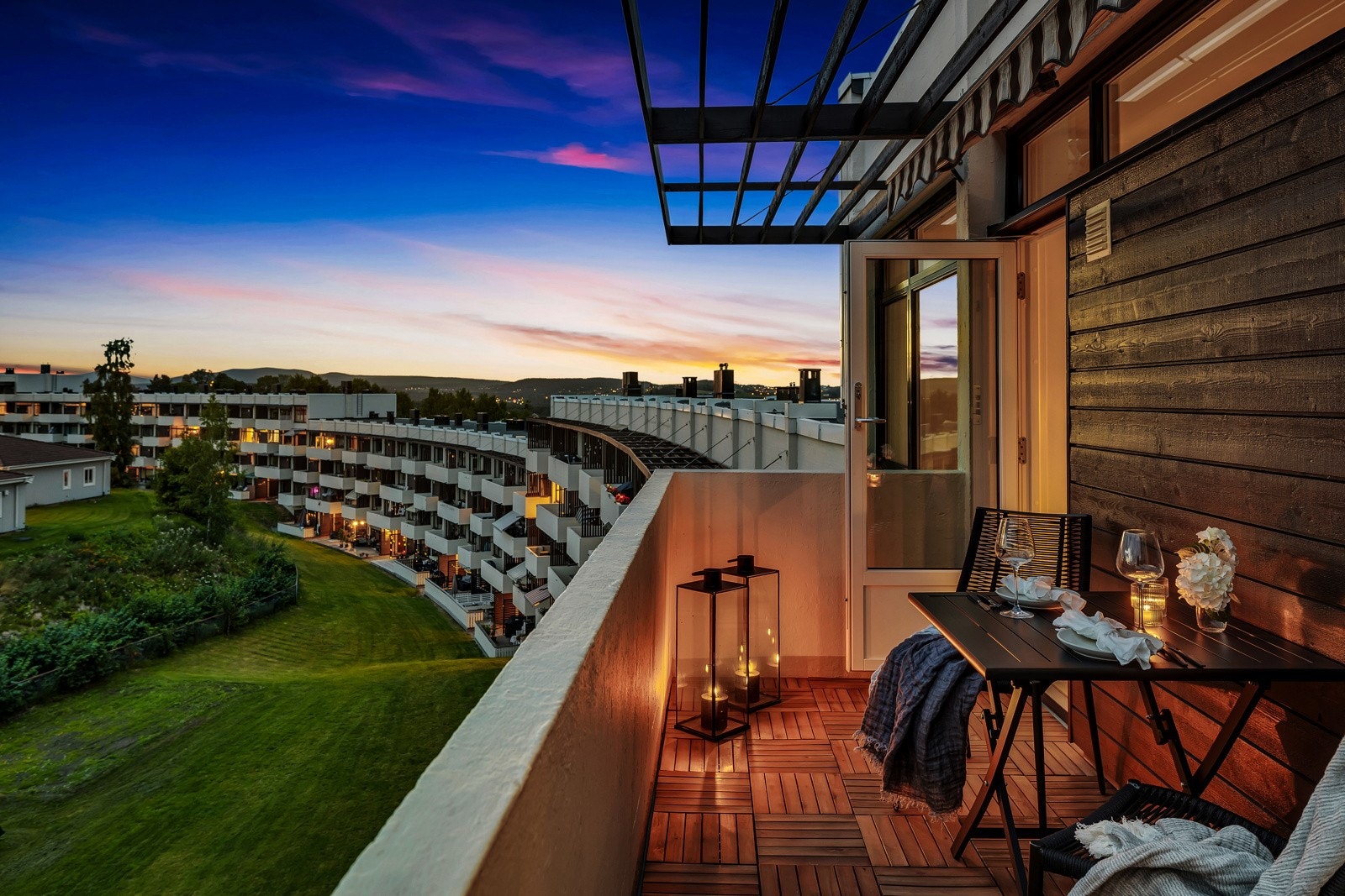 Leiligheten ligger på toppen av blokken, og byr på 8 kvm balkong mot vest med fin utsikt og mye sol. Galleribilde