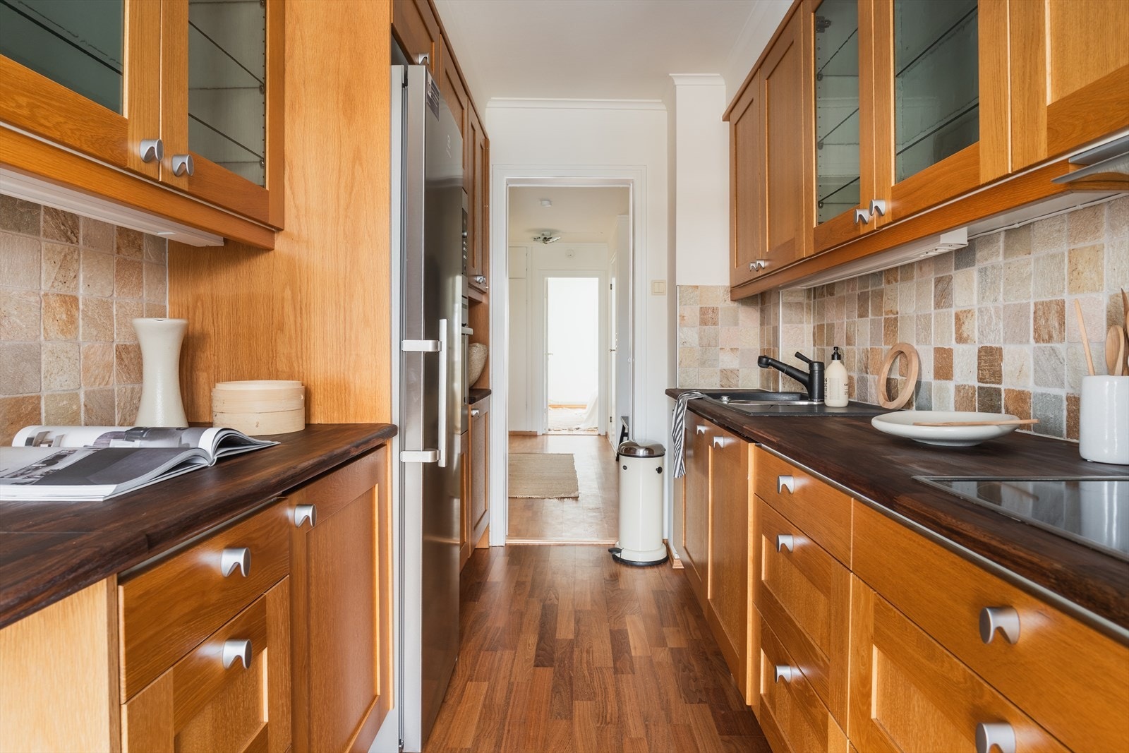 Kjøkken fra 2007. Her er det rikelig med oppbevaring i over- og underskapene, samt gode arbeidsflater på benken. Galleribilde