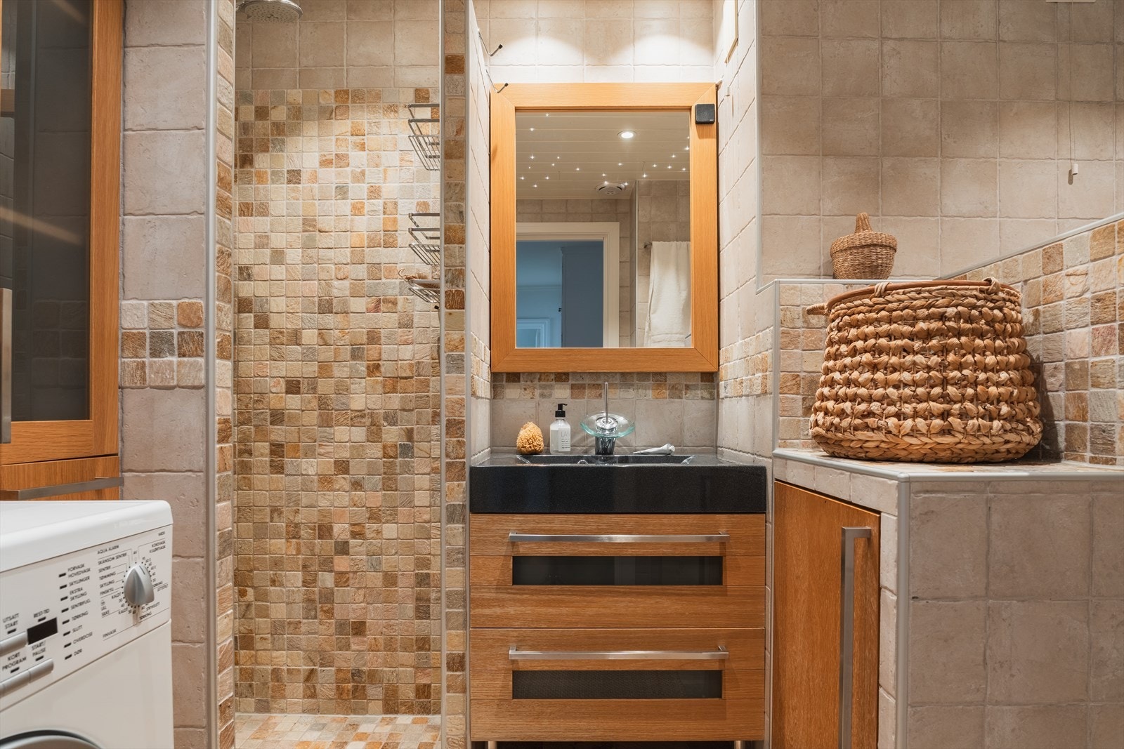 Det er montert opplegg for vaskemaskin, samt at man har tilgang til fellesvaskeri. Galleribilde