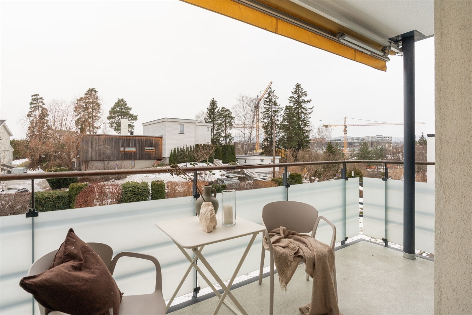 Fra stuen er det utgang til en vestvendt, overbygget balkong på ca. 8 m² med gode solforhold. Galleribilde