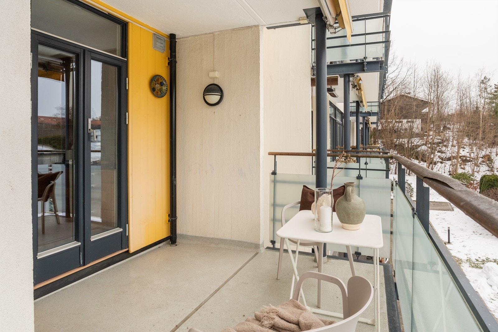 Solrik balkong med adkomst direkte fra kjøkkenet - perfekt for å ta måltidene ut i frisk luft. Her er det god plass til sittegruppe, og den delvis overbygde løsningen gir en lun og skjermet uteplass store deler av året. Galleribilde