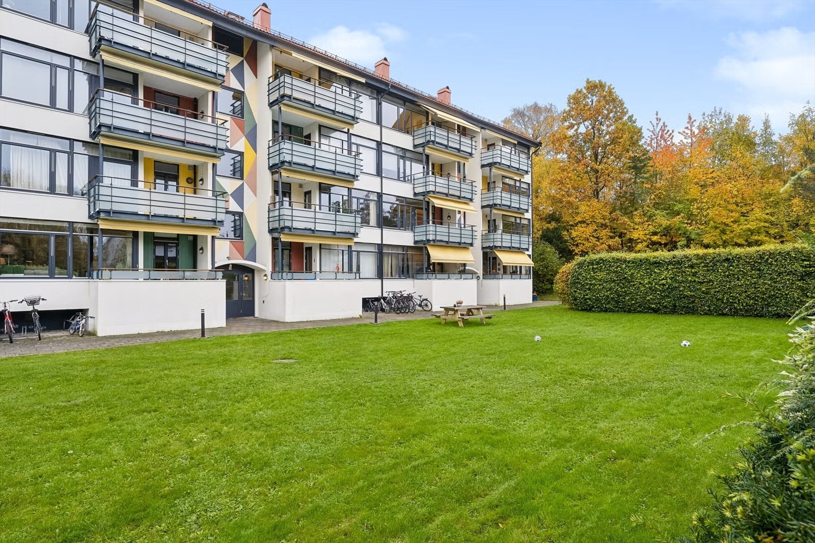 Leiligheten ligger i 2.etasje i "Picasso blokken" - Det er felles sykkelbod, vaskekjeller og dekkoppbevaring. Galleribilde