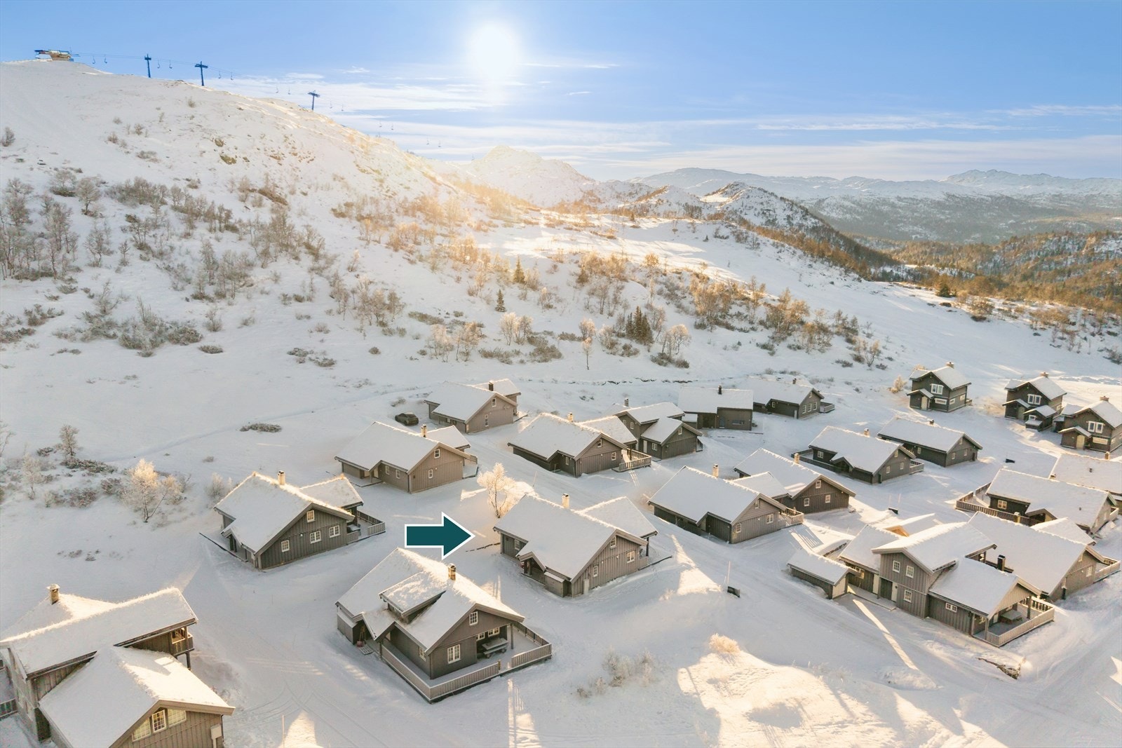 Dette er en flott fritidsbolig med eksklusiv beliggenhet ved inngangen til Silkedalen, perfekt plassert med ski inn/ski ut til både alpinbakker og langrennsløyper. Galleribilde