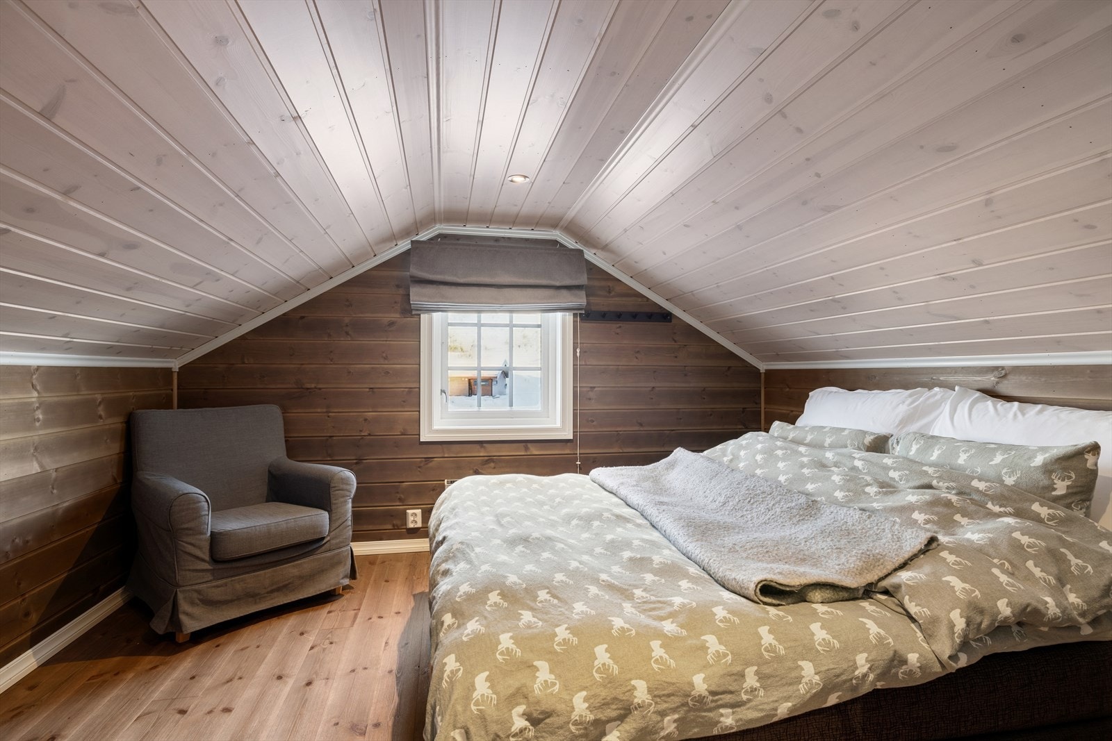 Rom i hyttas andre etasje innredet som soverom. Her kan du vånke til morgen kaffe og vakker utsikt over Raulandsfjell. Galleribilde