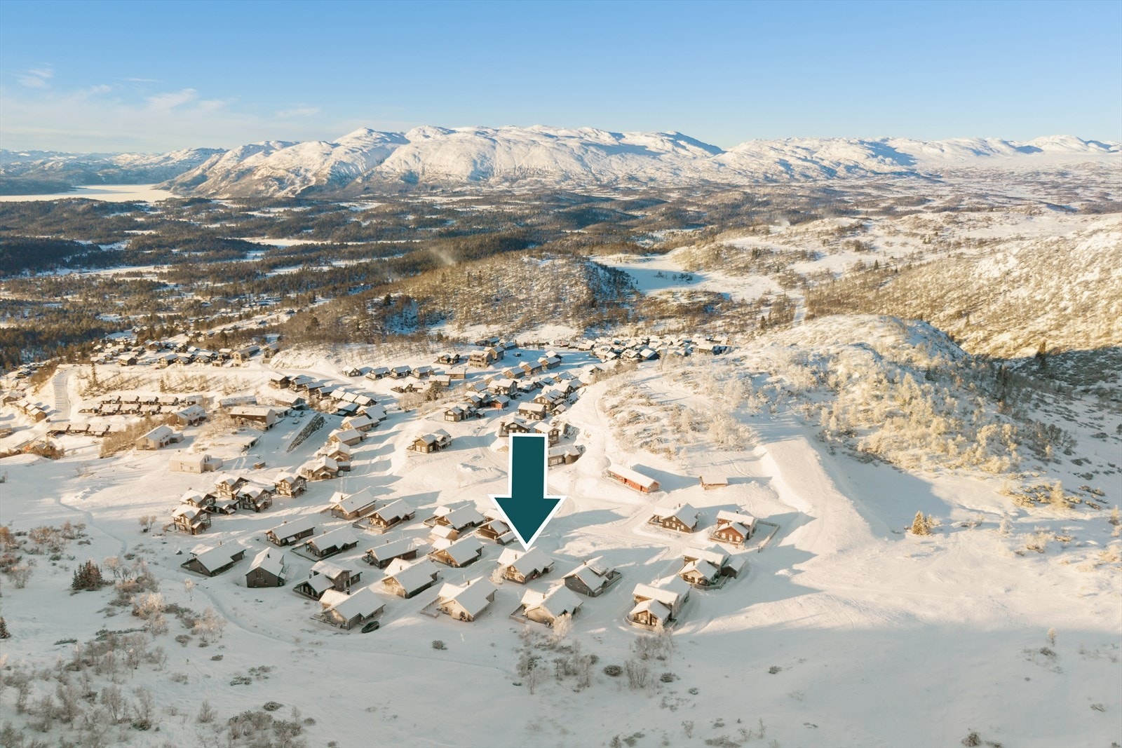 Hytta ligger på platået Silkedalstunet, med direkte adkomst til alpinbakken og vakre Silkedalen.
Rauland er minst like fantastisk om sommeren og høsten som om vinteren og våren, med flotte turmuligheter, naturopplevelser og helårsidyll. Galleribilde