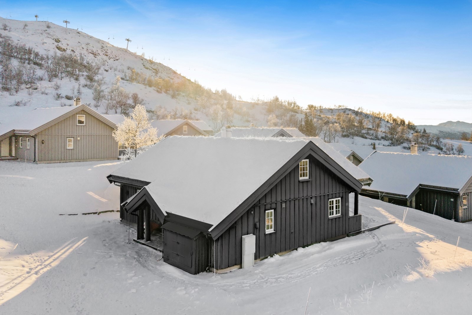 Her får du en gjennomført kvalitetshytte med tidløse materialvalg, god romfølelse og praktiske løsninger som gjør oppholdet komfortabelt året rundt. Hytta har eget skiskap for oppbevaring av ski, samt gode oppbevaringsløsninger for utstyr. Galleribilde