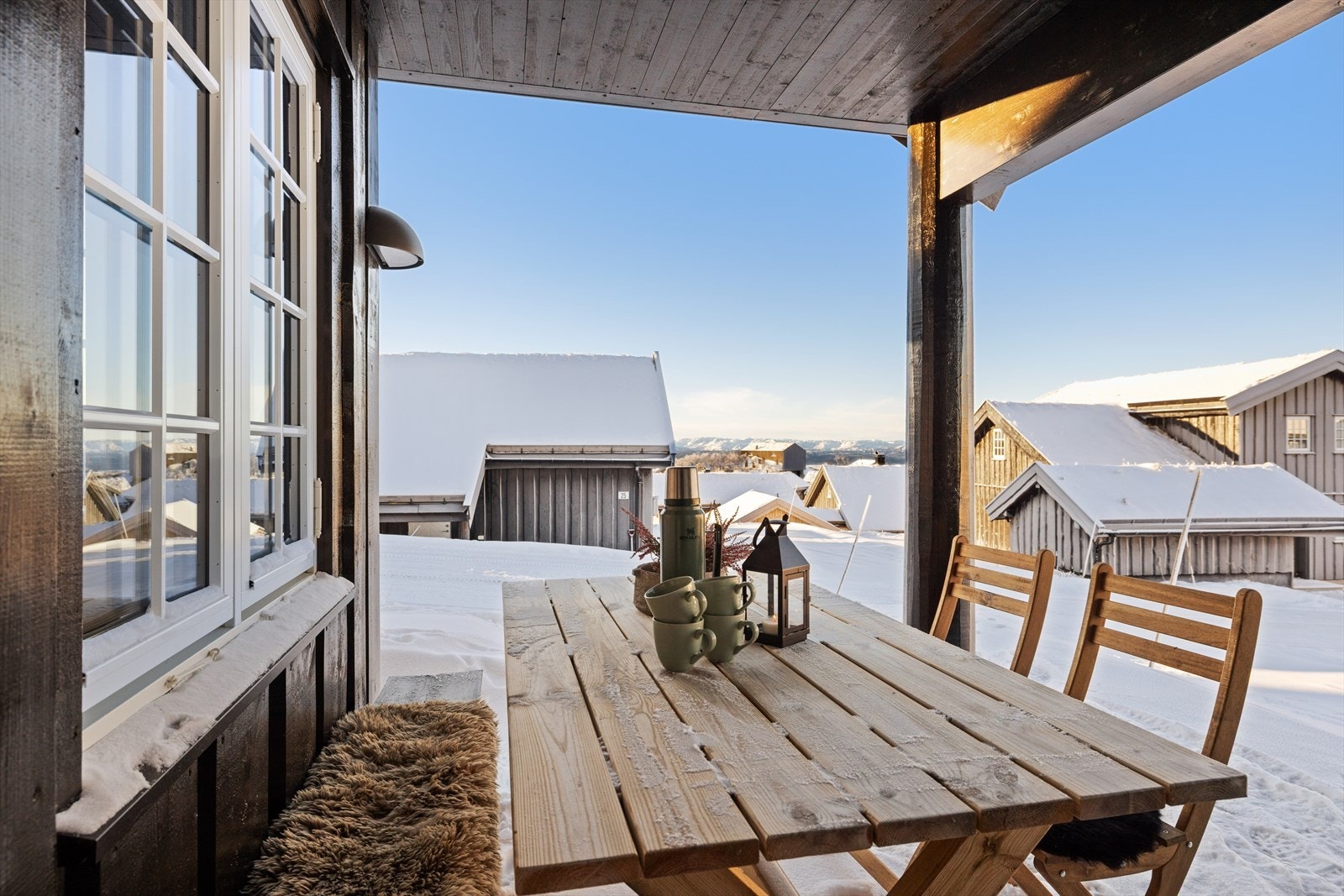 Terrassen fungerer som et naturlig forlengelse av oppholdsrommene innendørs og byr på god plass til utemøbler, grill og andre sesongaktiviteter. Galleribilde