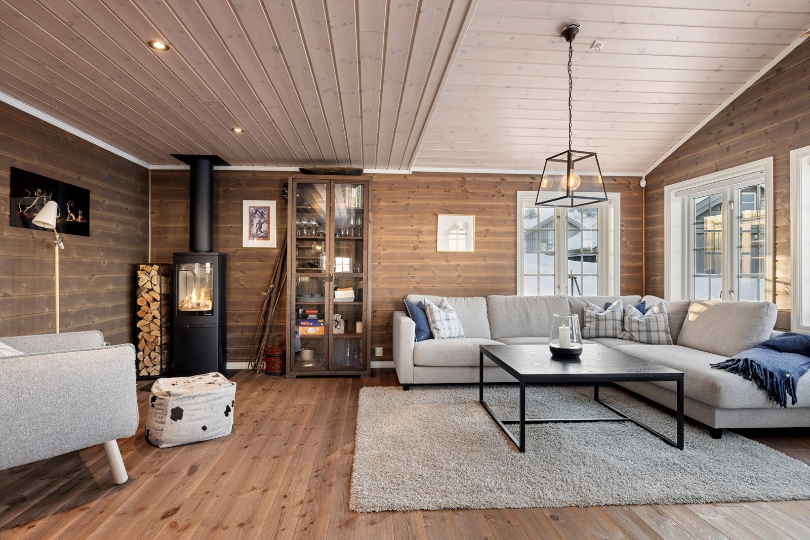 For ekstra kos og på de kaldeste dagene er det installert en moderne og effektiv vedovn som er smart plassert i rommet og sprer varme på en lun og behagelig måte. Galleribilde