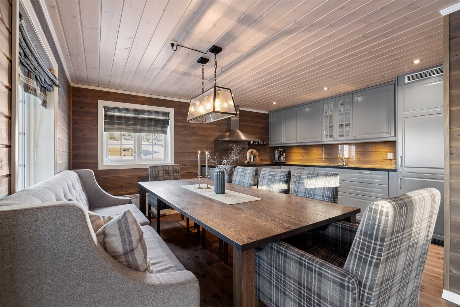 Kjøkkenløsningen er praktisk utformet og gir generøs arbeidsflate for matlaging. Galleribilde