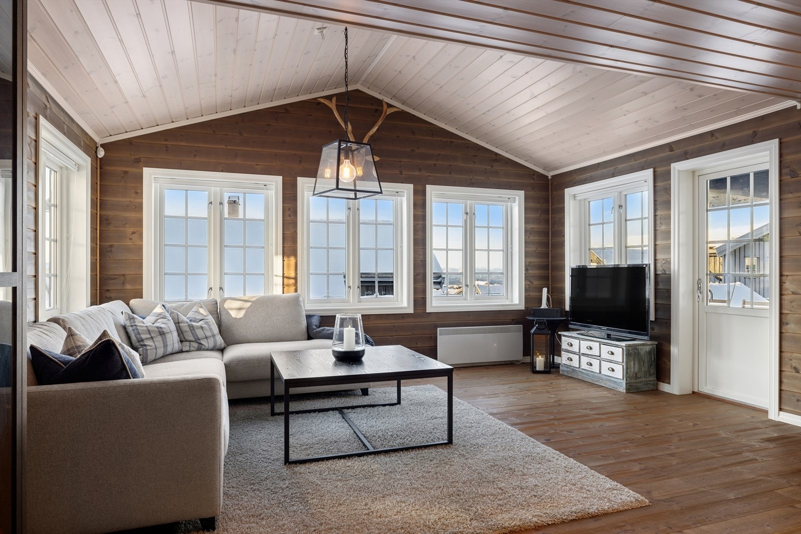 Her er det enkelt å møblere slik du ønsker - enten du vil skape flere koselige sittegrupper, plass til langbord for familie og venner, eller lune hjørner for ro og avslapning. Her kan du forme din egen hyttekos. Galleribilde