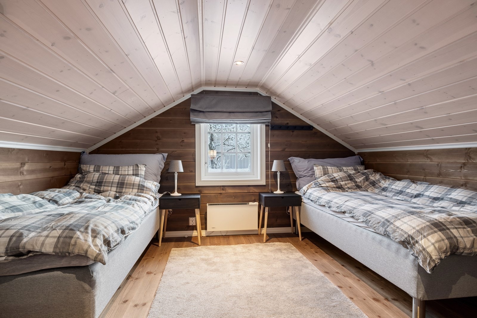 Rom i hyttas andre etasje innredet som soverom. Galleribilde