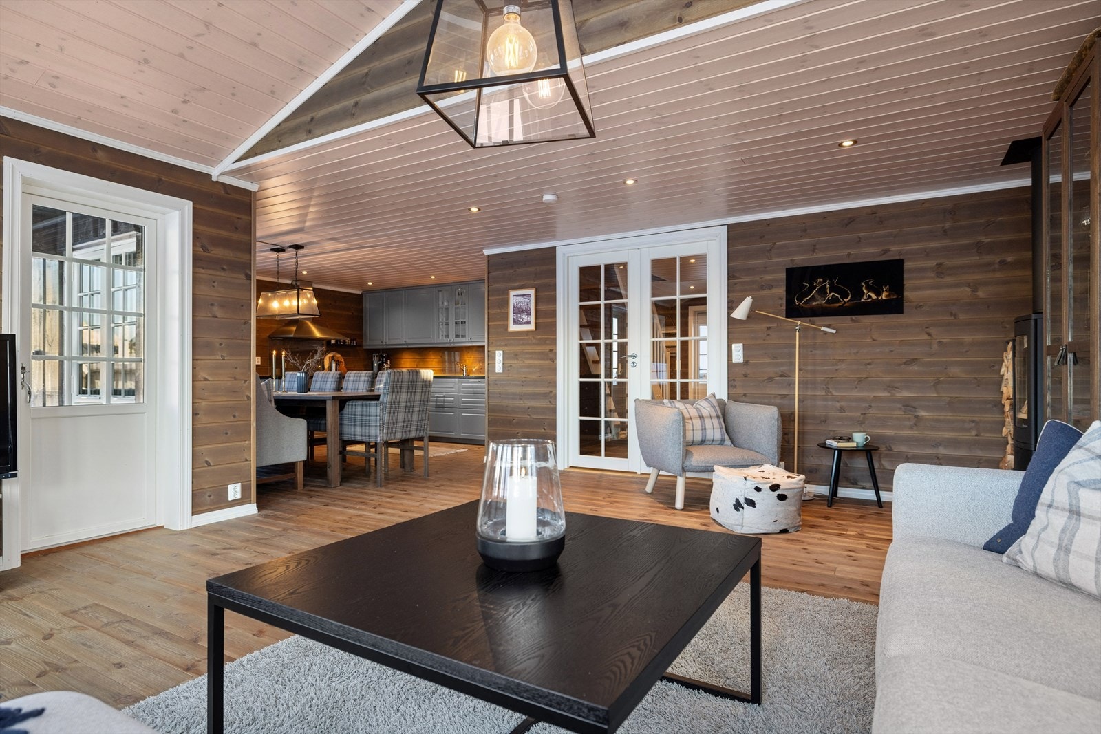 Kjøkken og stue har en delvis åpen løsning som skaper en god flyt i rommene. Samtidig er de tydelig delt inn i ulike soner. Galleribilde