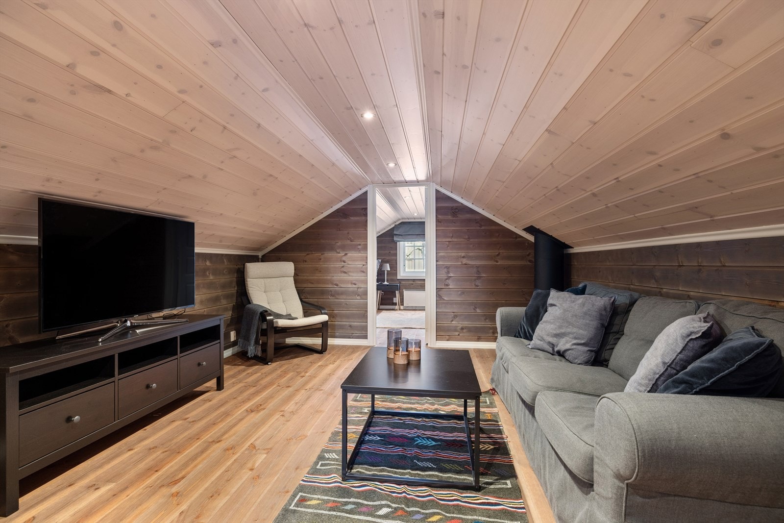 Hytta sin andre etasje er ikke inkludert i målbart areal, da takhøyden er ca. 1,89 m. Likevel er denne etasjen svært funksjonell, med to innredede rom som fungerer som soverom, samt en loftstue for barn og gjester. Galleribilde