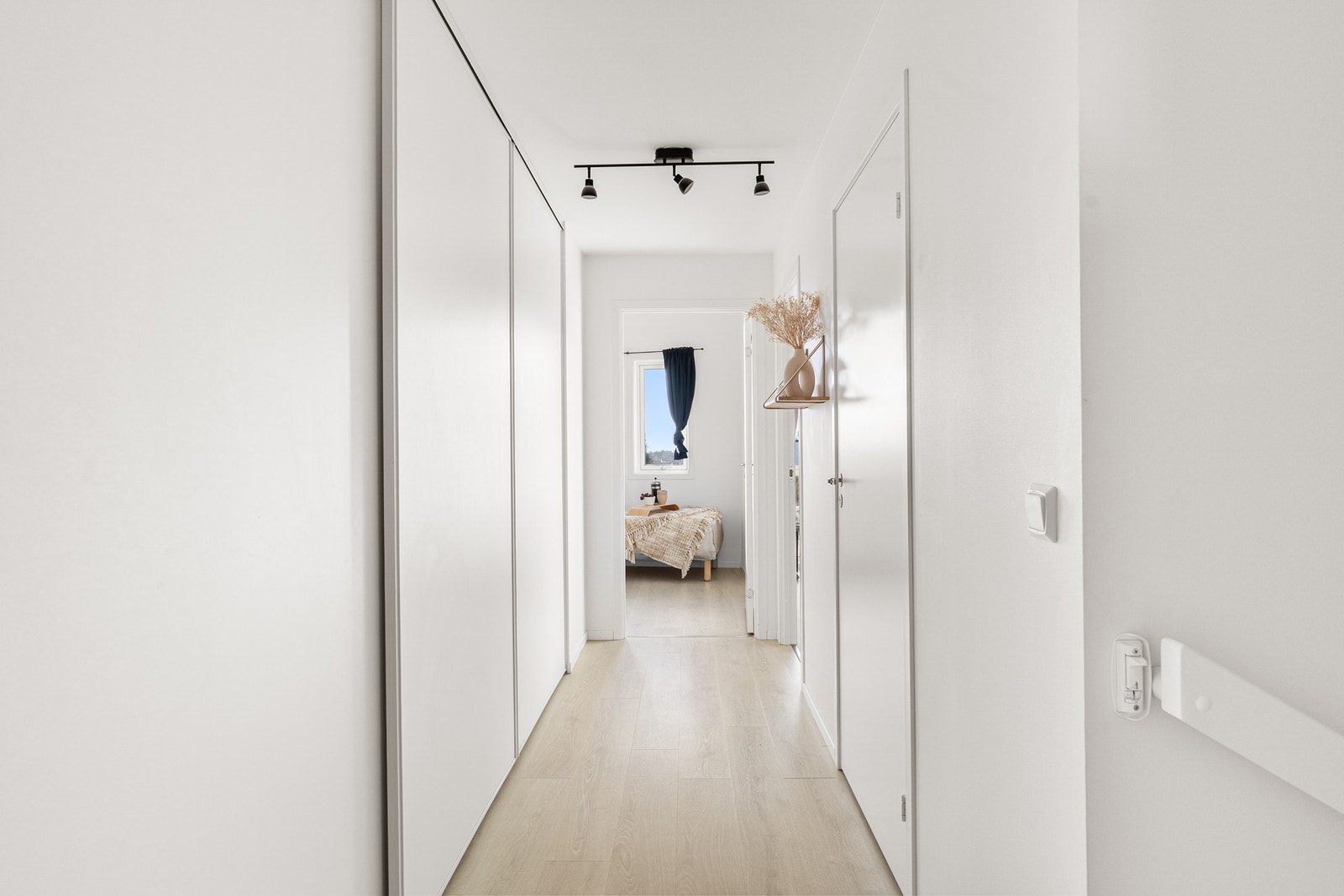 Åpen gang med bod bak skyvedørene. Galleribilde