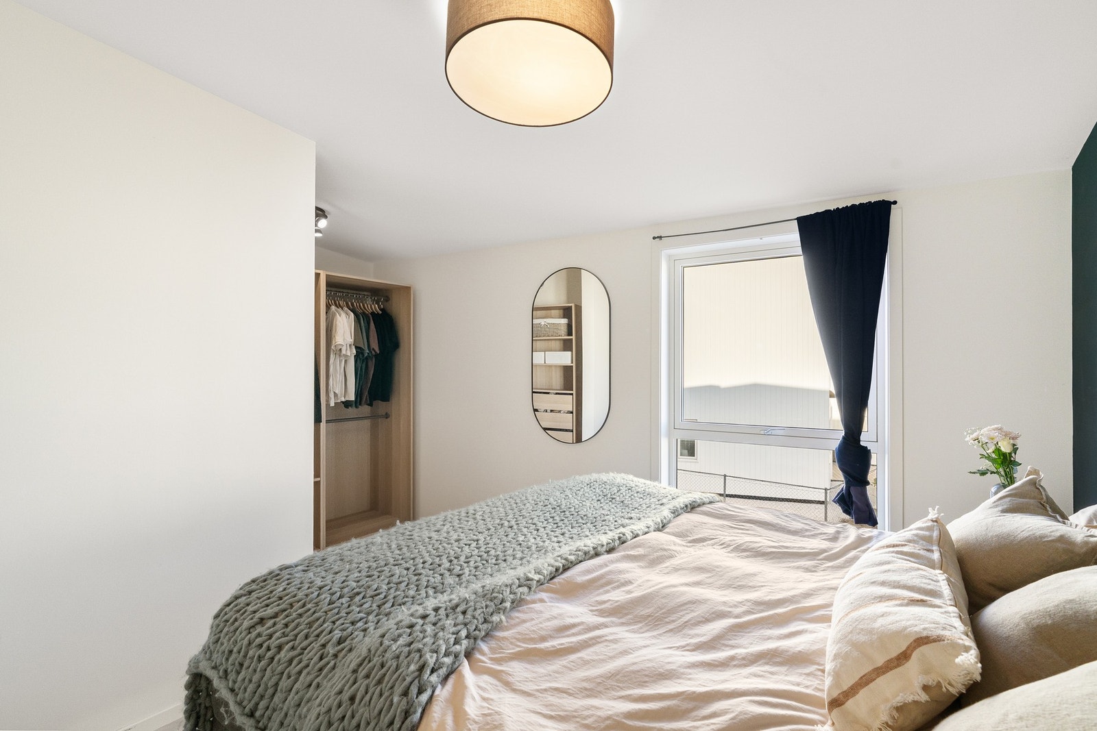 Romslig hovedsoverom med utvendig solskjerming. Galleribilde