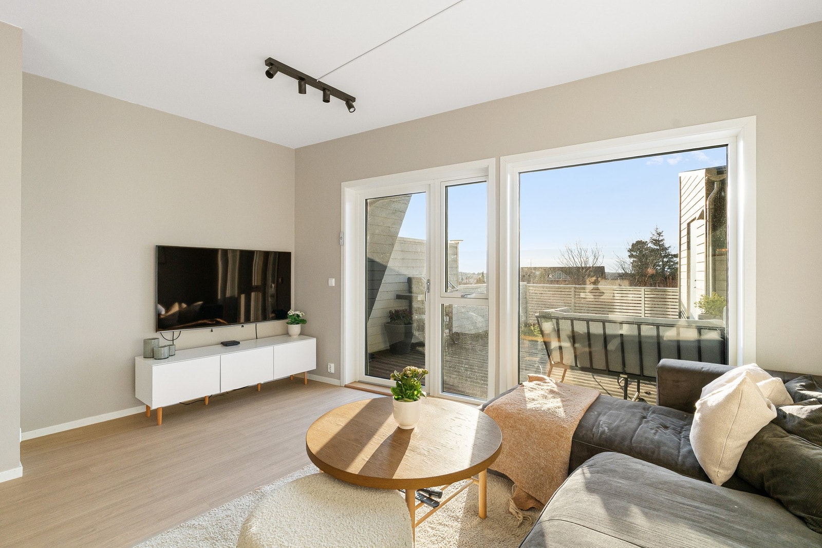 Man har direkte utgang til terrassen fra stuen. Galleribilde