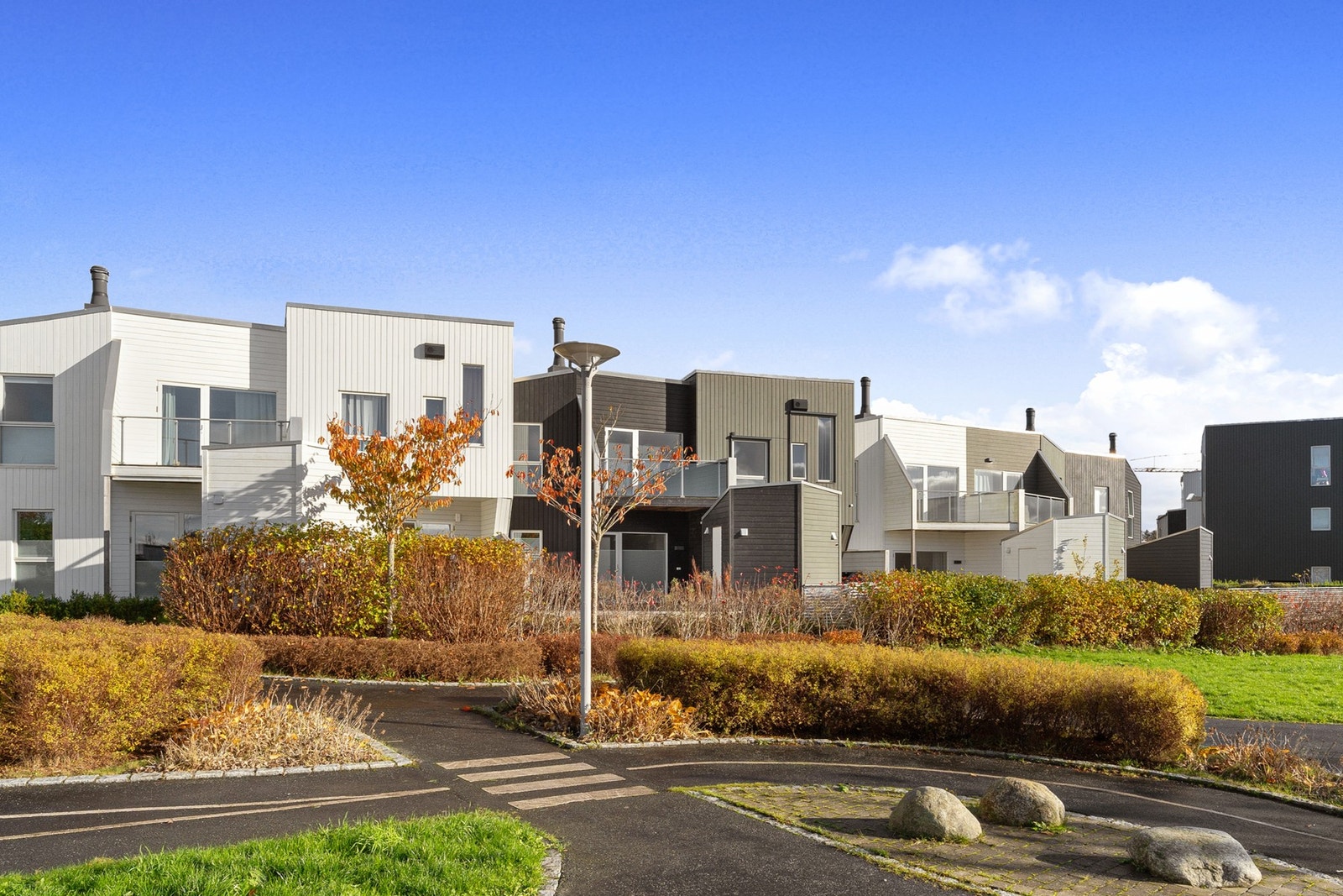 Ønsker du kort vei til det du trenger i hverdagen, kombinert med nærhet til både sjø, vann og flotte turområder, er Porsatunet 36 et utmerket valg. Galleribilde