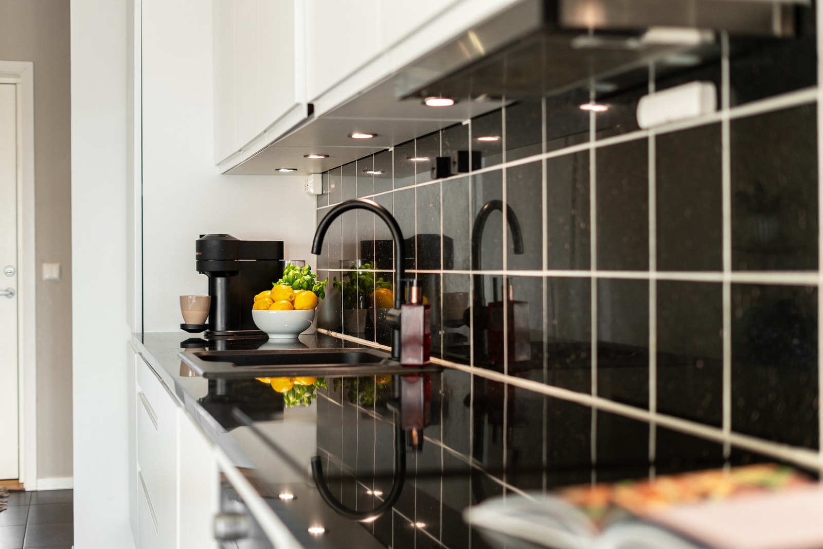 Integrert stekeovn, platetopp, oppvaskmaskin og kjøleskap medfølger handelen. Galleribilde