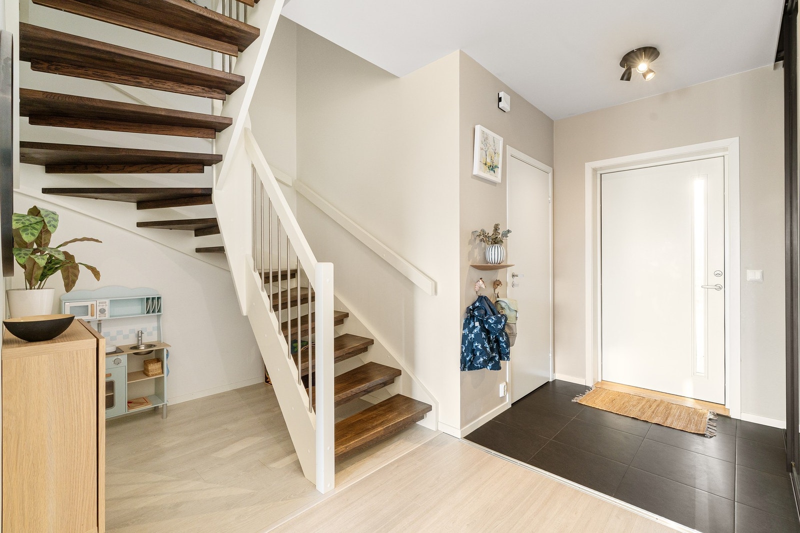 Det er plass til et lite lekehjørne under trappen. Galleribilde