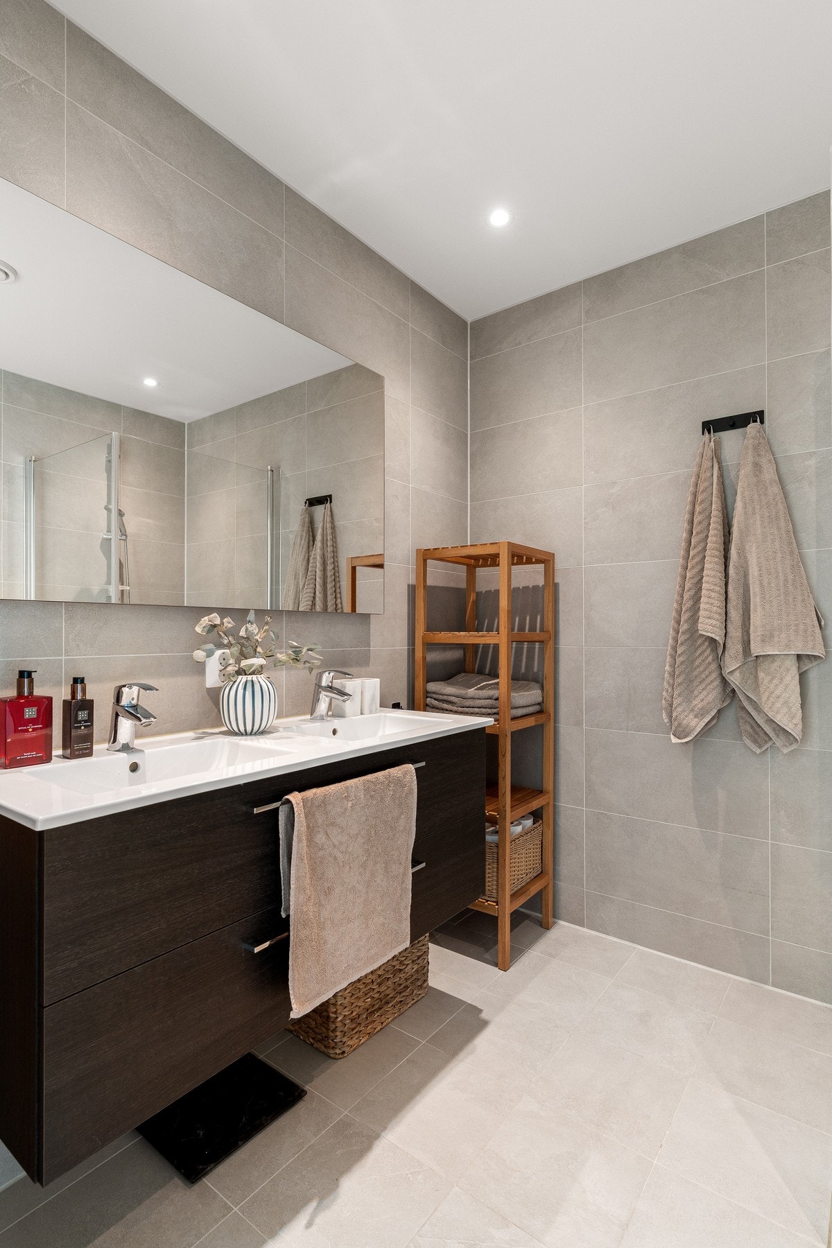 Moderne bad med praktisk dobbelvask som gjør morgenstellet enda enklere. Galleribilde