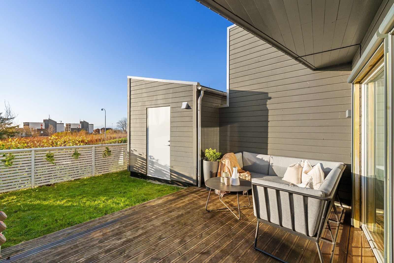 Boligen har sør-vestvendt terrasse som byr på fantastiske solforhold. Galleribilde