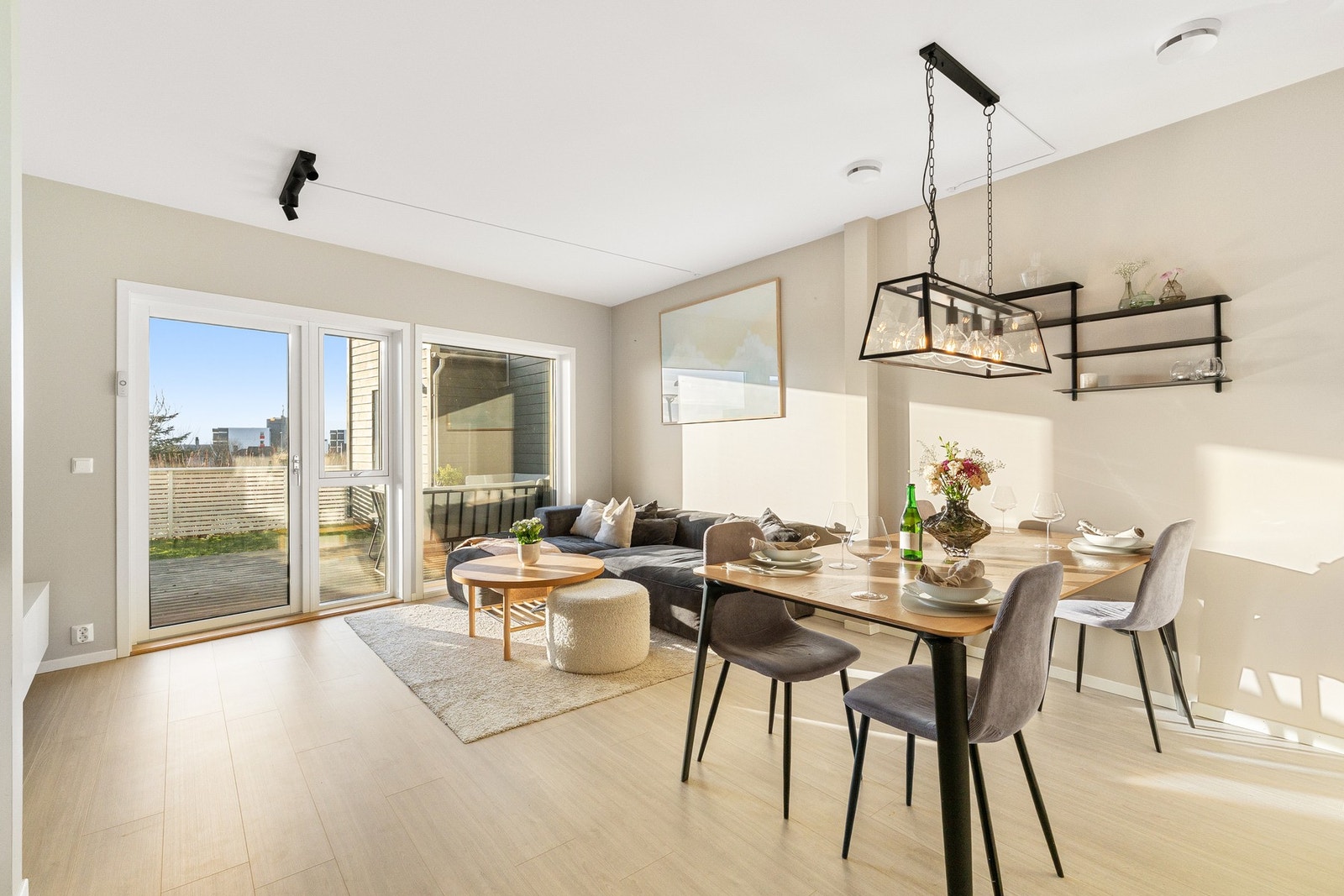 Stilren åpen stue med plass til både spisebord og sofagruppe Galleribilde