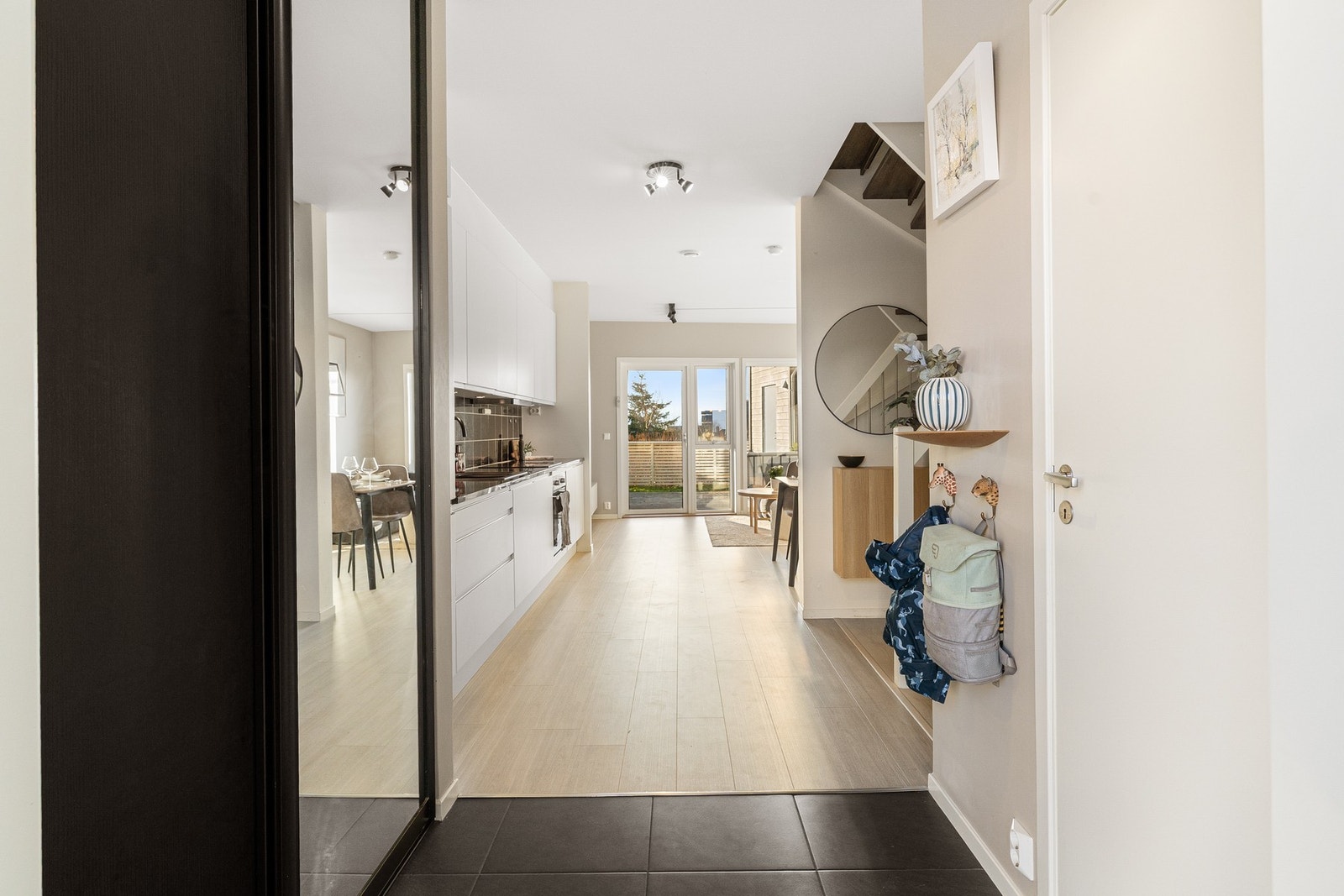 Det er lagt nytt gulv i nesten hele første etasje i 2025. Galleribilde