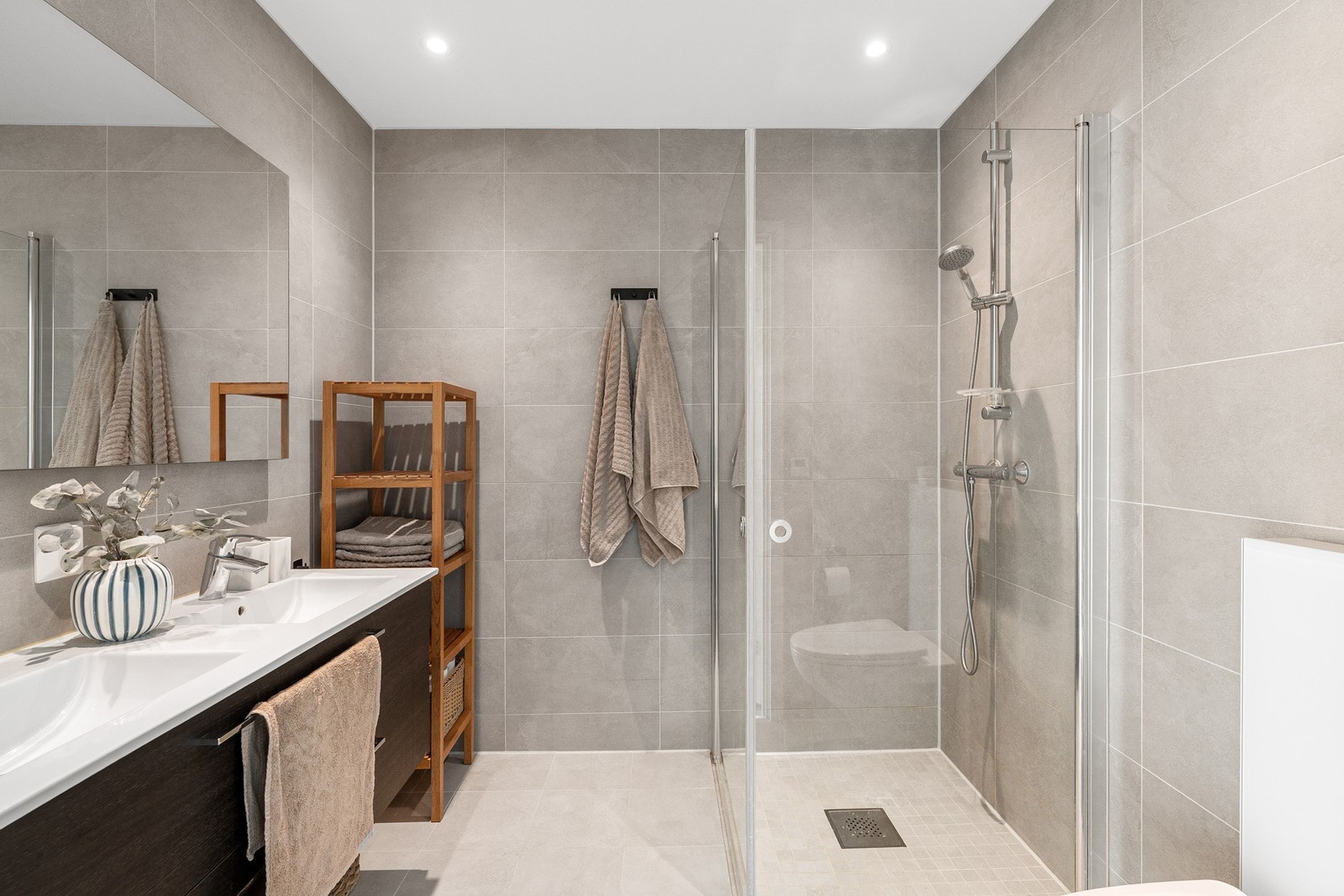 Badet har flislagt gulv med gulvvarme og flislagte vegger. Galleribilde