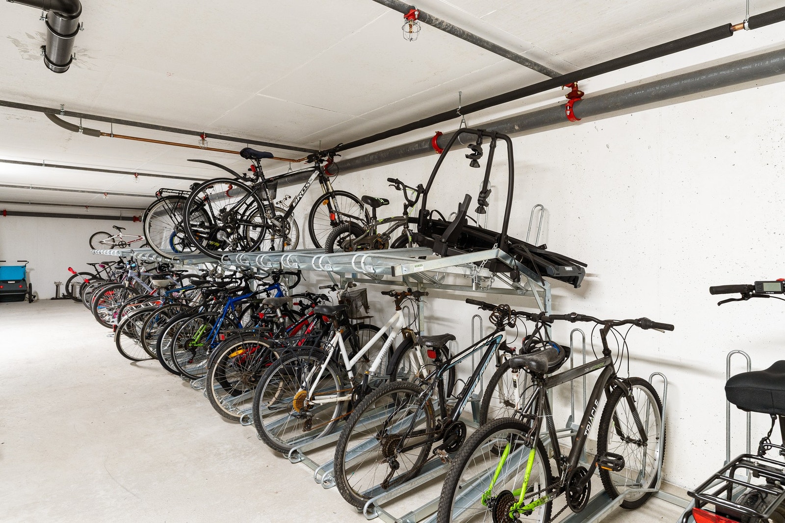 Det er sykkelparkering i garasjeanlegget. Galleribilde
