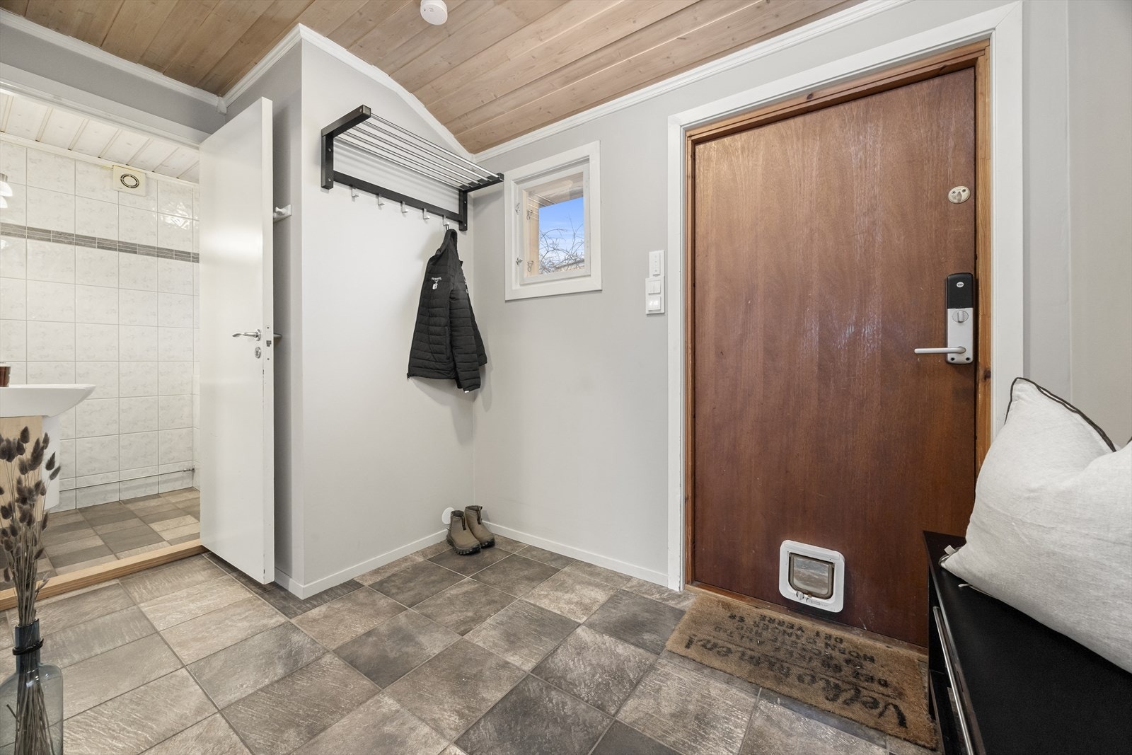 Boligen har adkomst via entré i 1. etasje. Entréen er flislagt og har varmekabler i gulv. Galleribilde