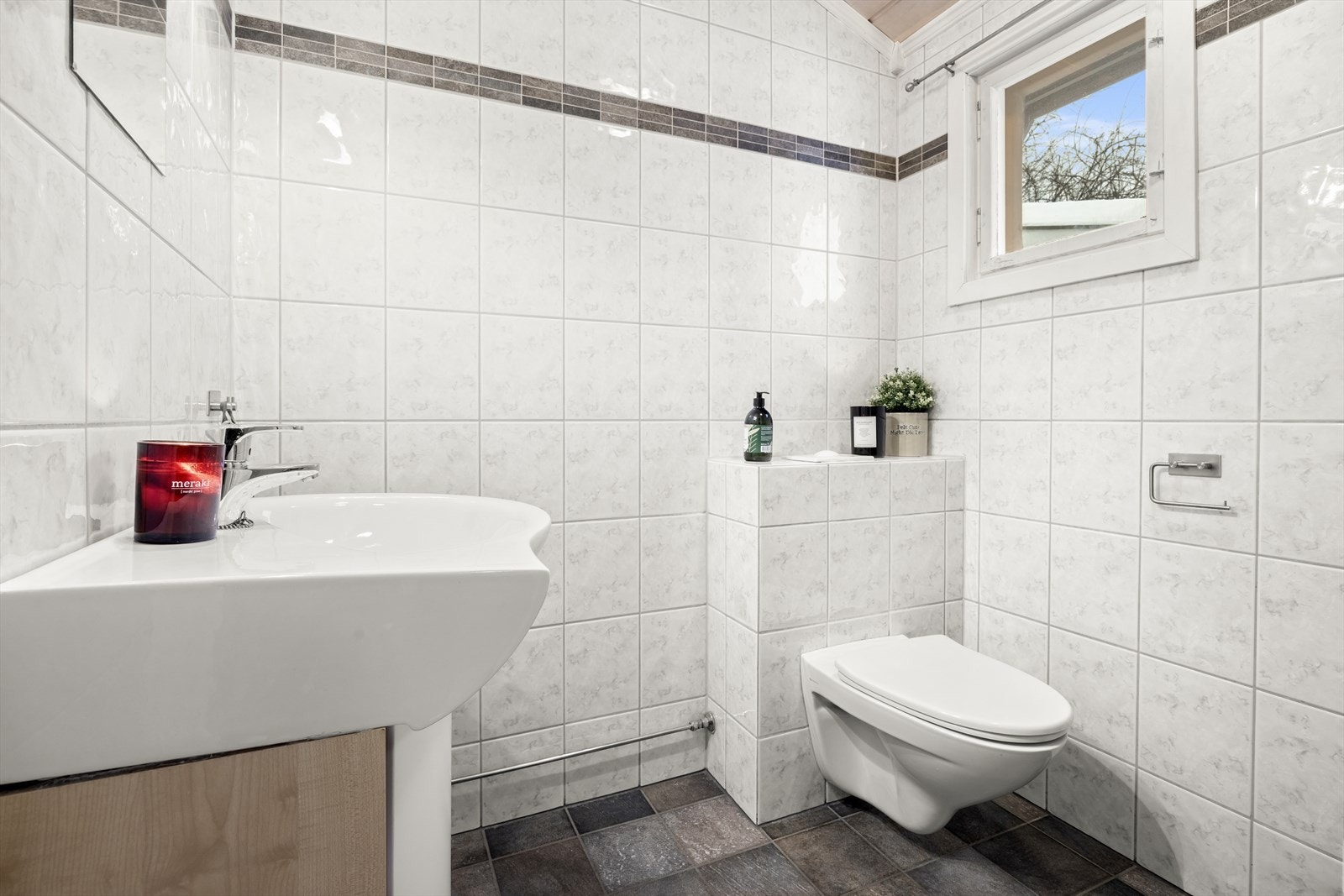 Badet er flislagt med fliser på gulv og vegger. Det opplyses i tidligere salgsrapport at rommet ble renovert i 2006. Det er varmekabler i gulvet og nedsenket himling med downlights. Rommet er utstyrt med elektrisk avtrekksvifte. Galleribilde