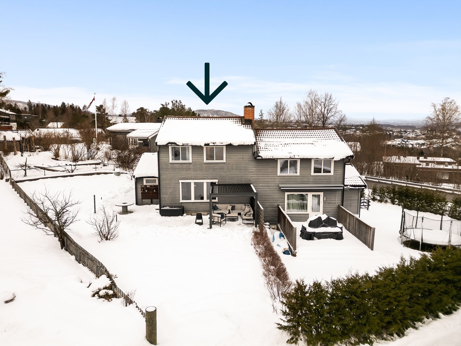 Boligen har en fin plassering med egen tomt på ca 458 kvm. Galleribilde