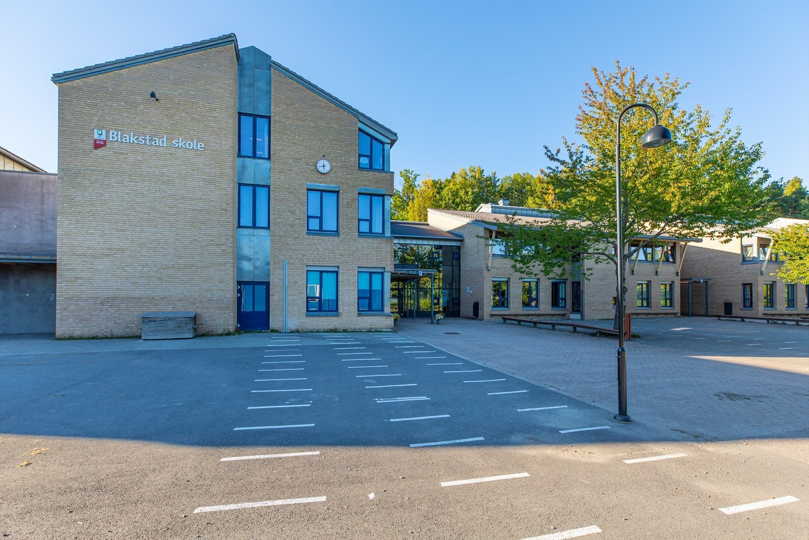 Barna sogner til Blakstad barneskole og Hovedgården ungdomsskole. Barneskolen ligger i gangavstand fra boligen. Galleribilde