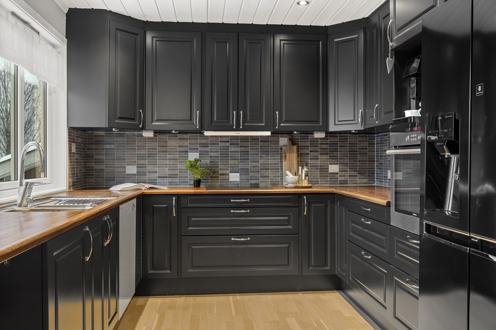 Kjøkkeninnredningen er fra 2006 og har profilerte fronter med både over- og underskap, som gir rikelig med oppbevaringsplass. Det er montert belysning under overskapene. Galleribilde