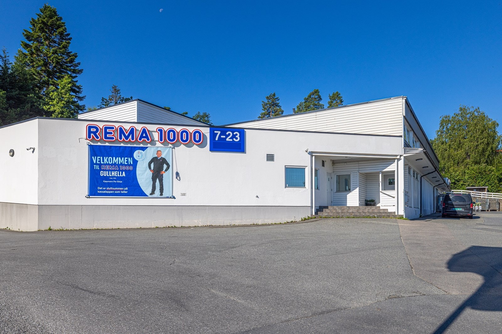 Dagligvarehandelen kan gjøres på både Rema1000 og Kiwi. Rema ligger få minutters gange unna. Galleribilde