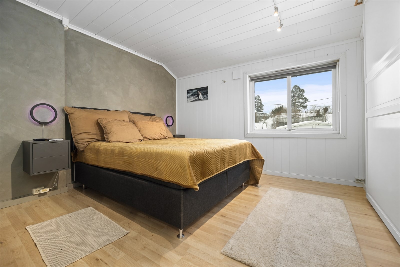 Hovedsoverommet er romslig og har god plass til dobbeltseng. Galleribilde