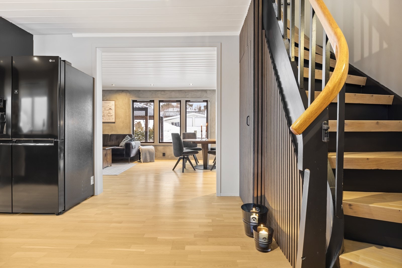 Boligen har totalt fire soverom, hvorav tre er plassert i 2. etasje og ett i 1. etasje. Galleribilde