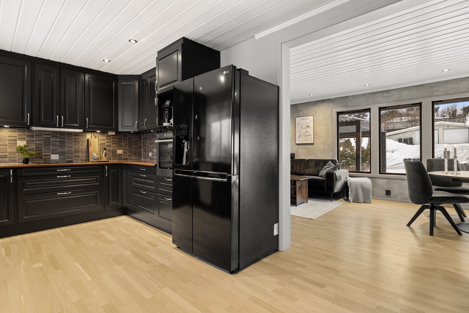 Kjøkkenet har åpen løsning mot spise- og oppholdsdel, noe som gir en god og sosial planløsning. Galleribilde