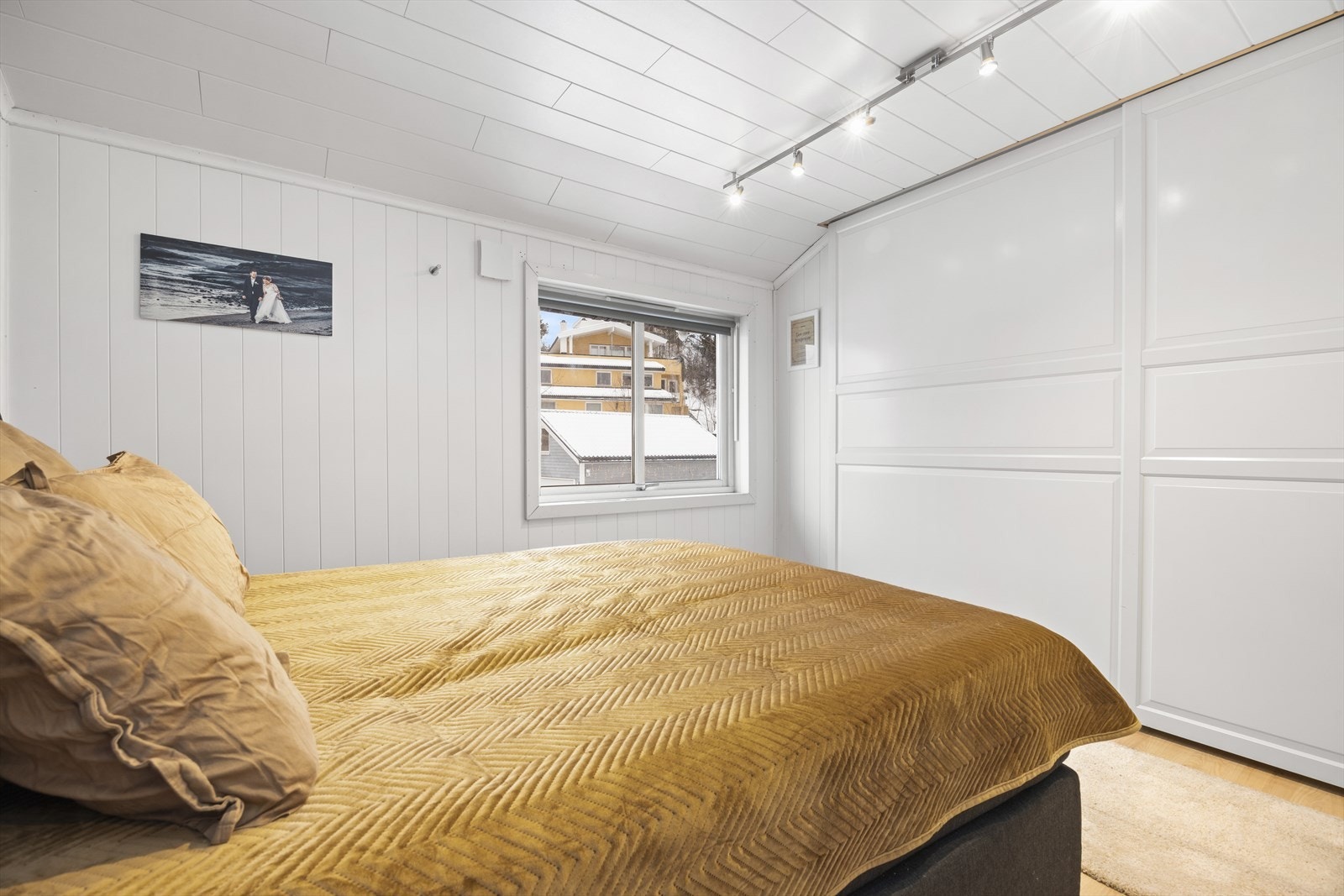 På hovedsoverommet er det skyvedørsgarderobe langs hele den ene veggen. Galleribilde