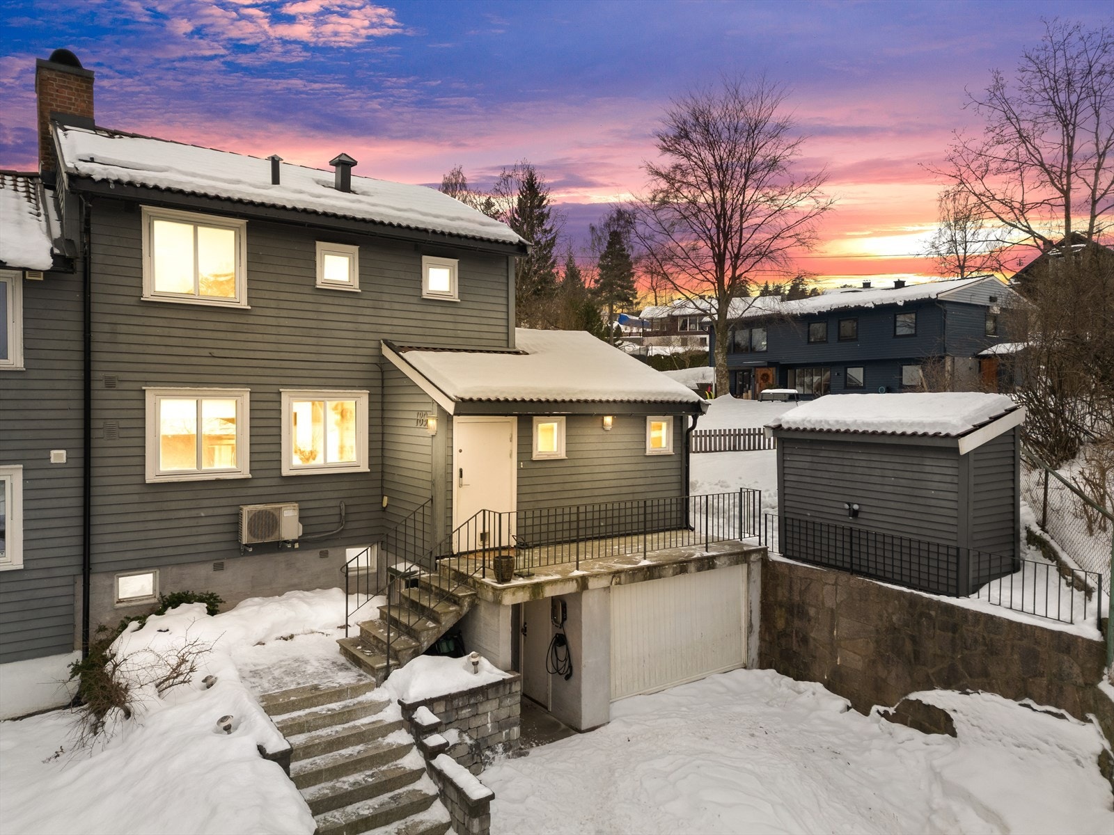 Parkering for en bil i garasje. Videre er det parkeringsmuligheter på egen gårdsplass. Det er montert ladestasjon for elbil. Galleribilde